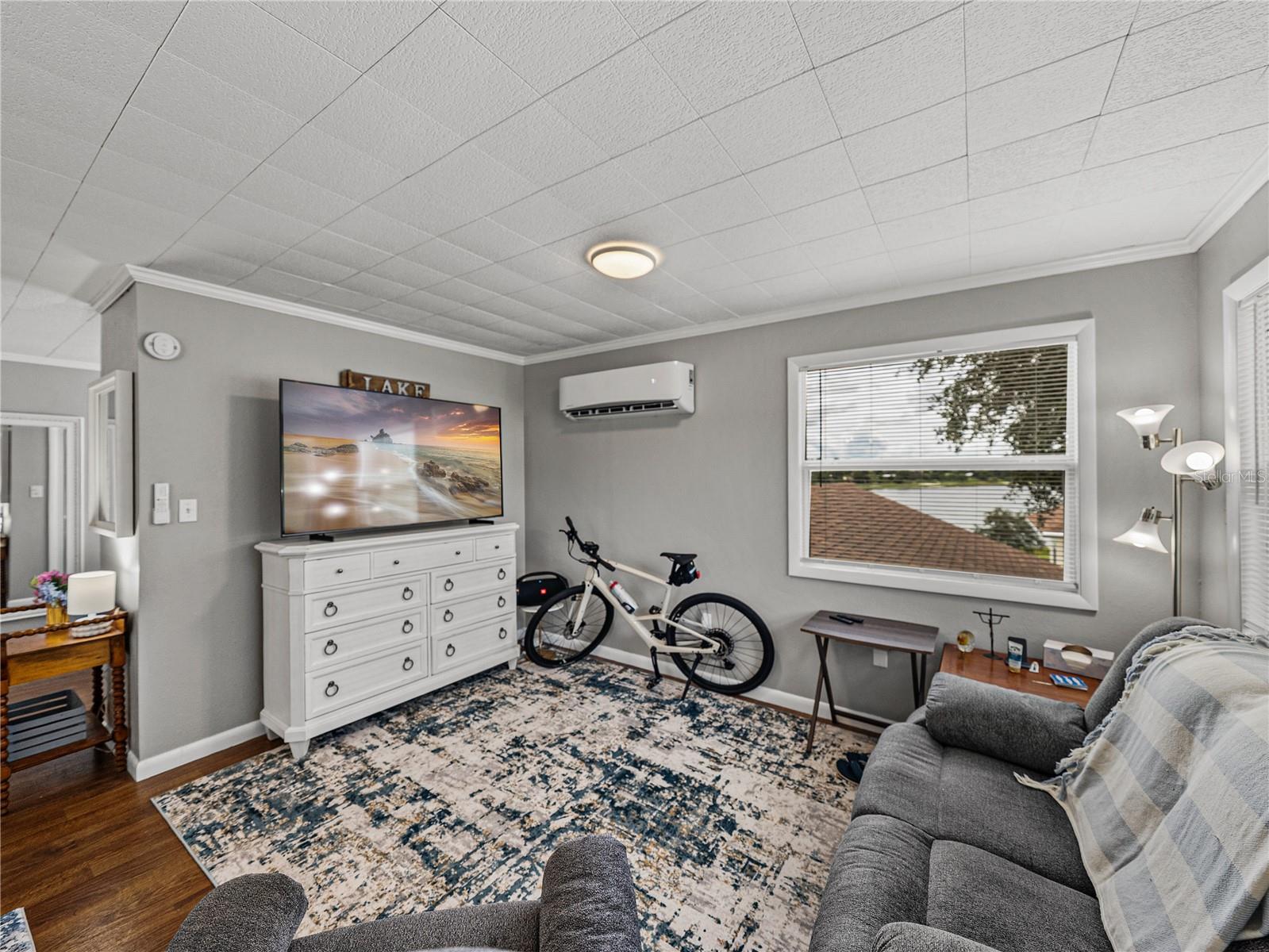 Listing photo id 32 for 724 Masterpiece Road