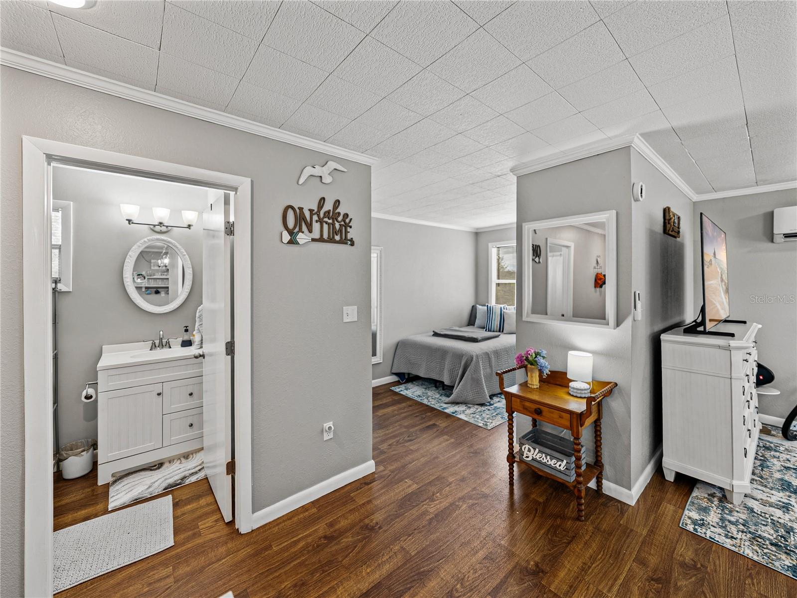 Listing photo id 33 for 724 Masterpiece Road