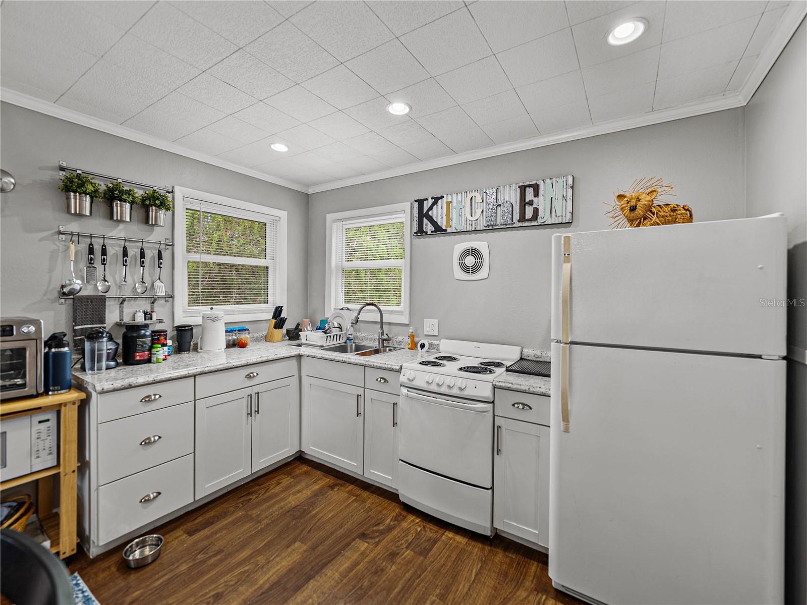 Listing photo id 38 for 724 Masterpiece Road