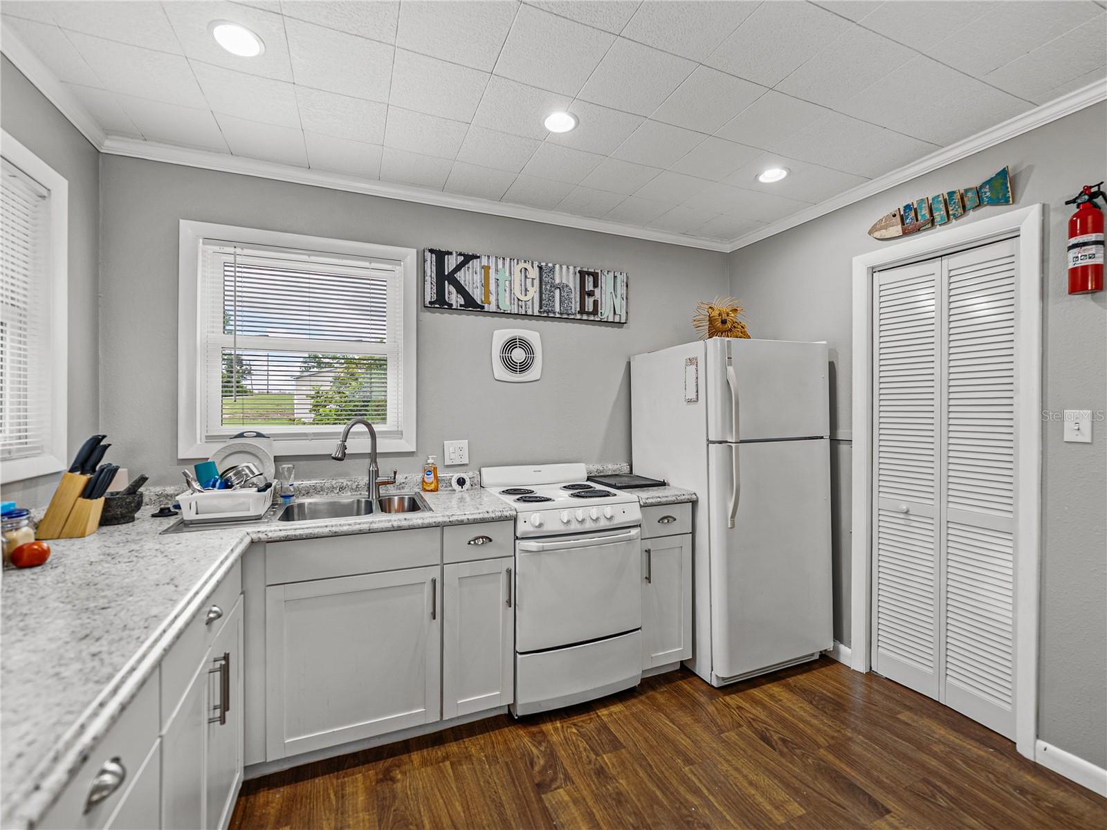 Listing photo id 39 for 724 Masterpiece Road