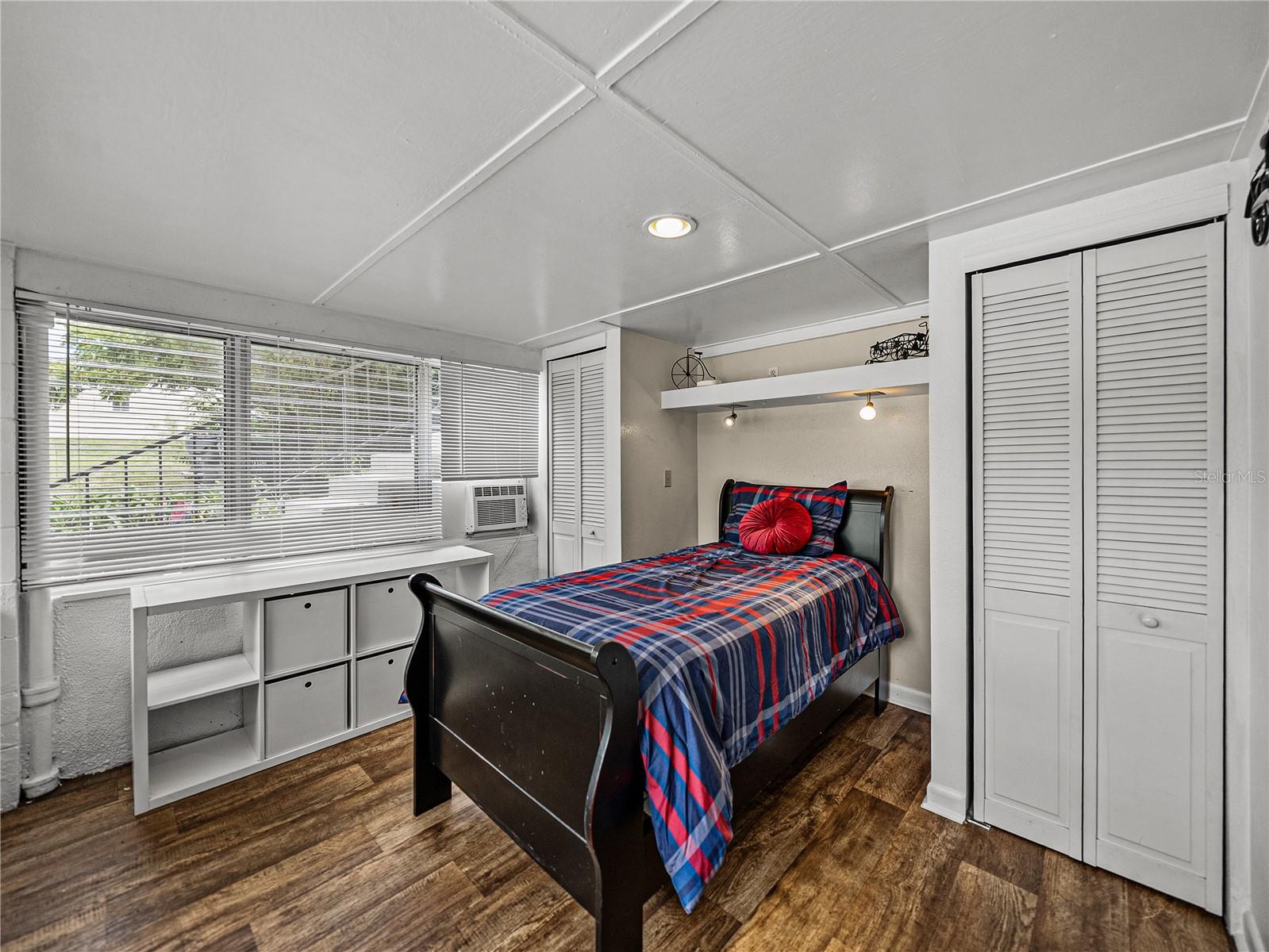 Listing photo id 42 for 724 Masterpiece Road