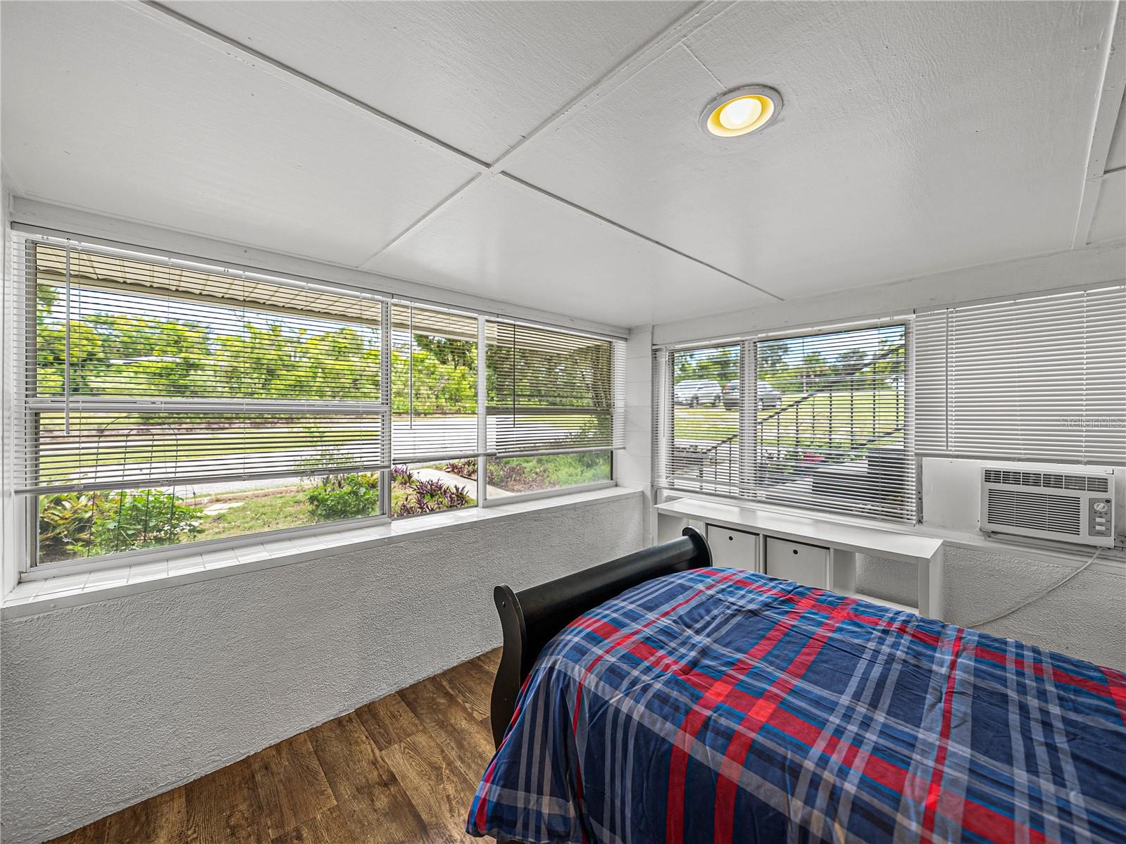 Listing photo id 43 for 724 Masterpiece Road