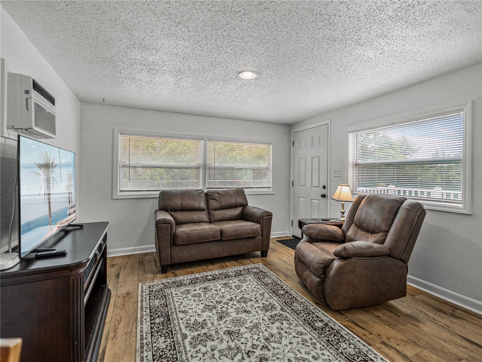 Listing photo id 44 for 724 Masterpiece Road