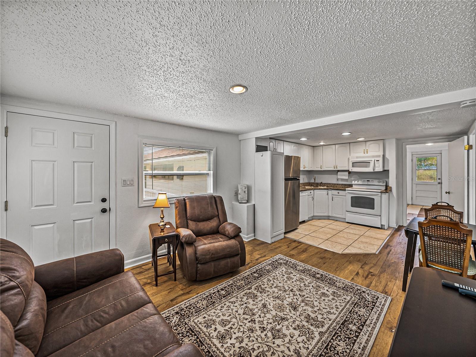 Listing photo id 46 for 724 Masterpiece Road