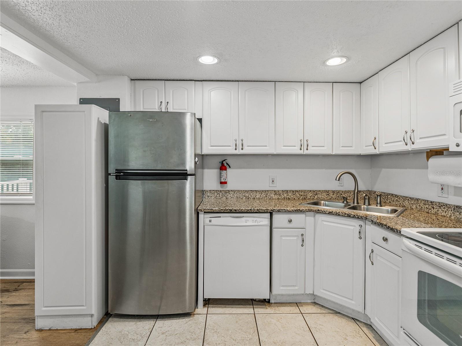 Listing photo id 47 for 724 Masterpiece Road