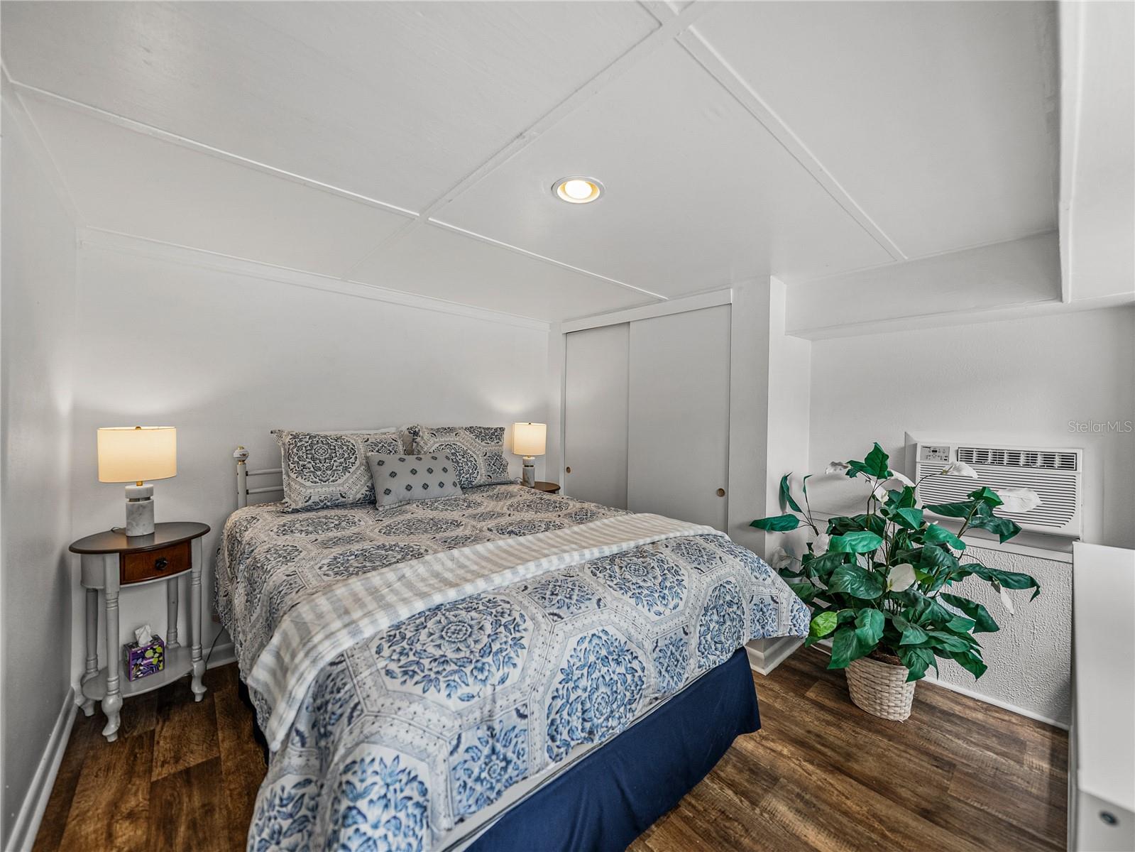 Listing photo id 49 for 724 Masterpiece Road