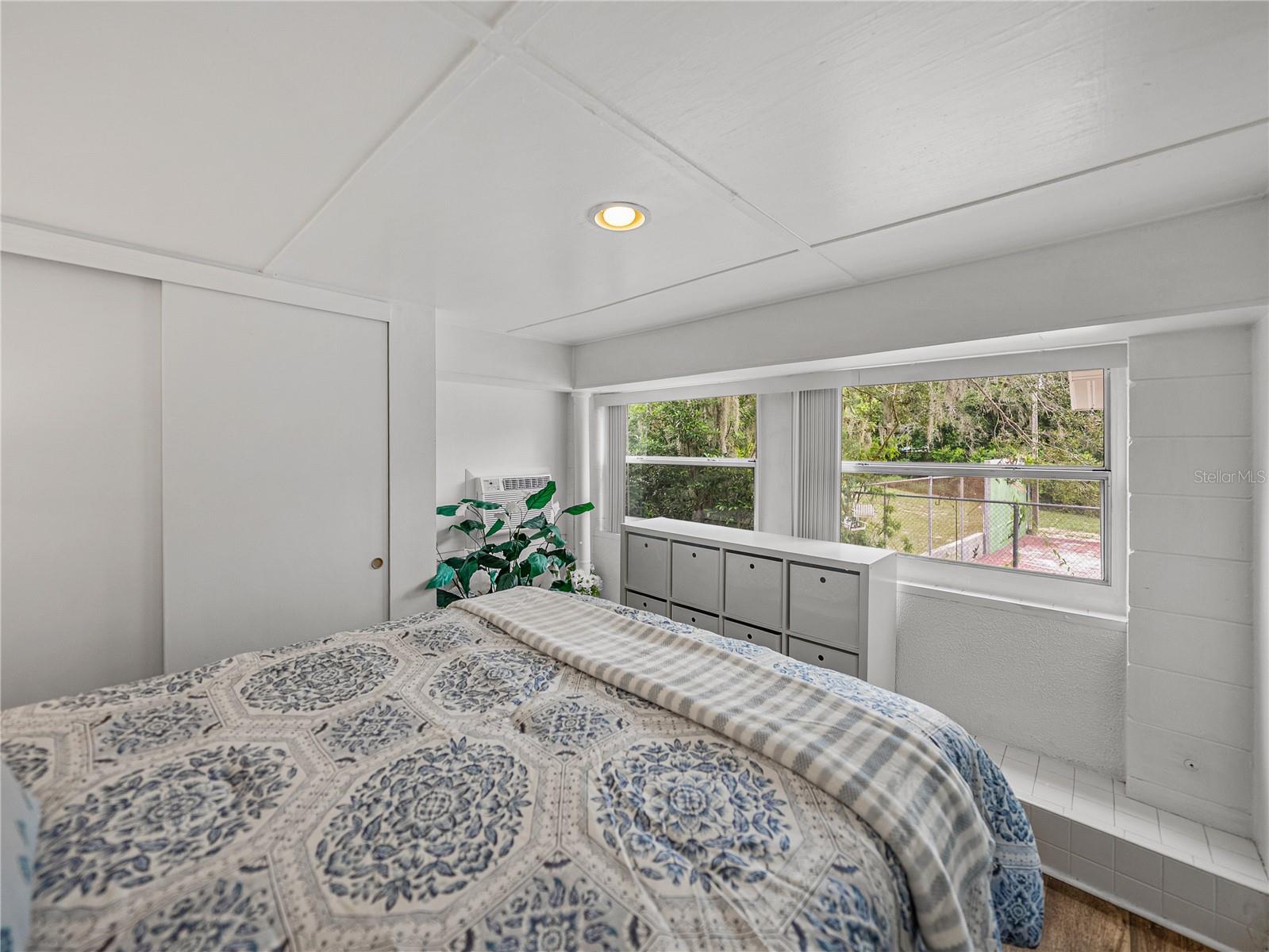 Listing photo id 50 for 724 Masterpiece Road