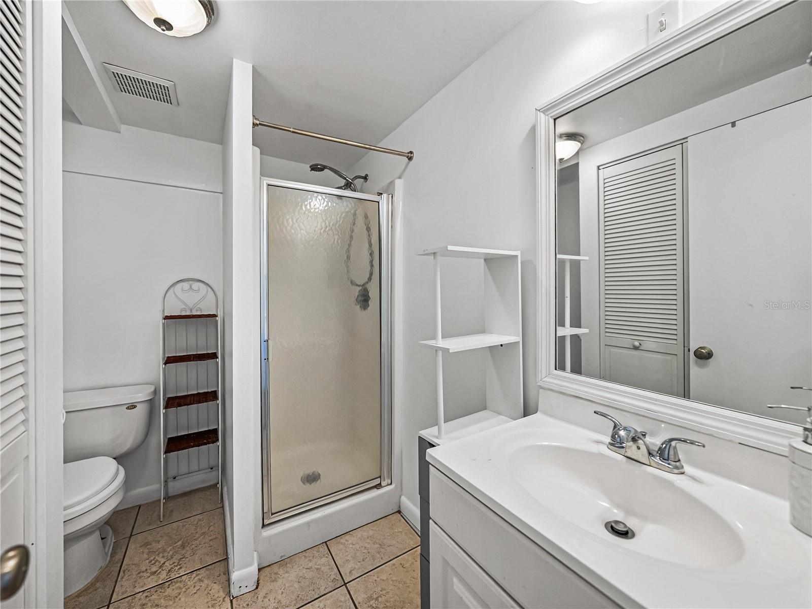 Listing photo id 51 for 724 Masterpiece Road