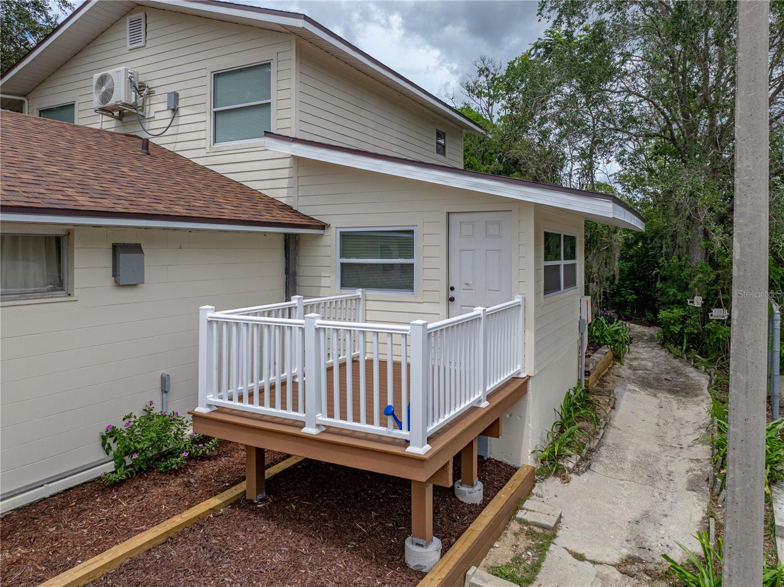 Listing photo id 54 for 724 Masterpiece Road