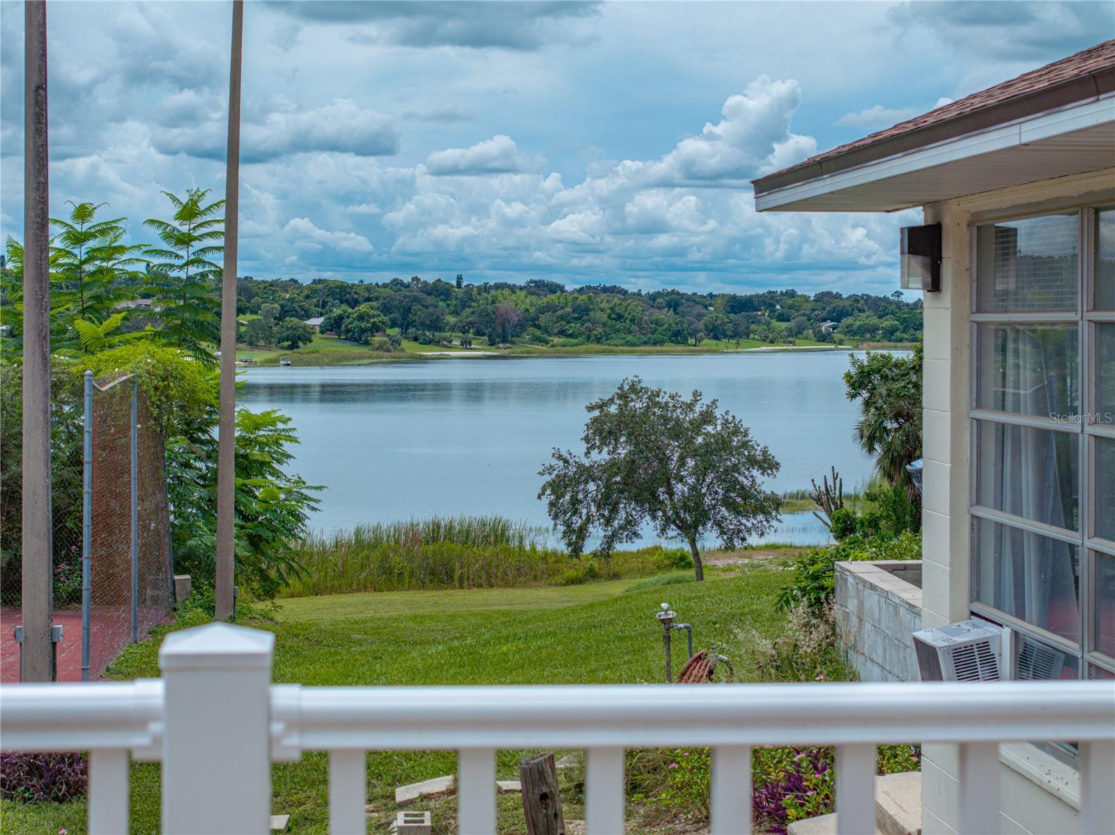 Listing photo id 55 for 724 Masterpiece Road