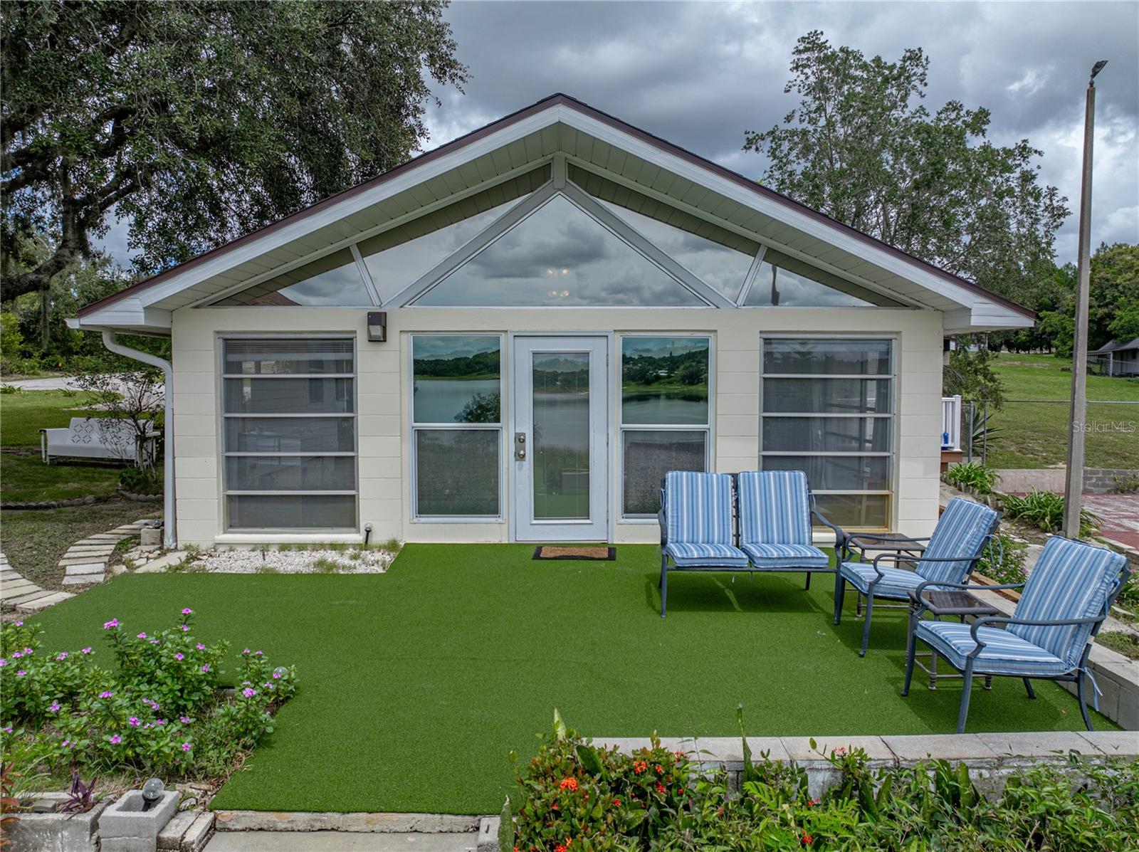 Listing photo id 56 for 724 Masterpiece Road