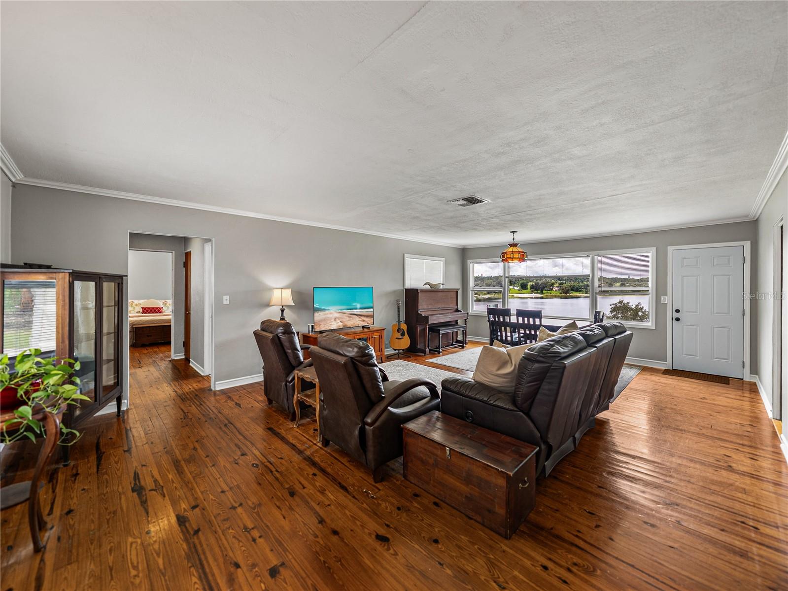 Listing photo id 4 for 724 Masterpiece Road