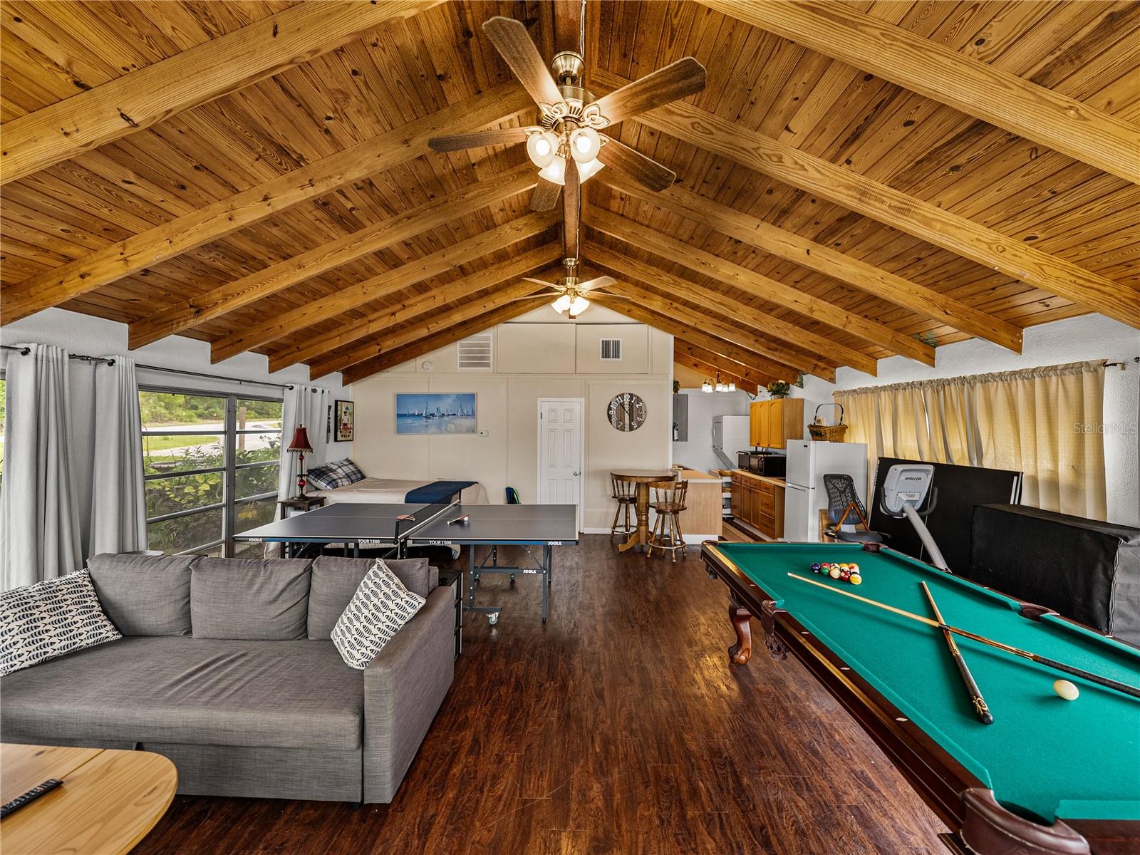 Listing photo id 58 for 724 Masterpiece Road