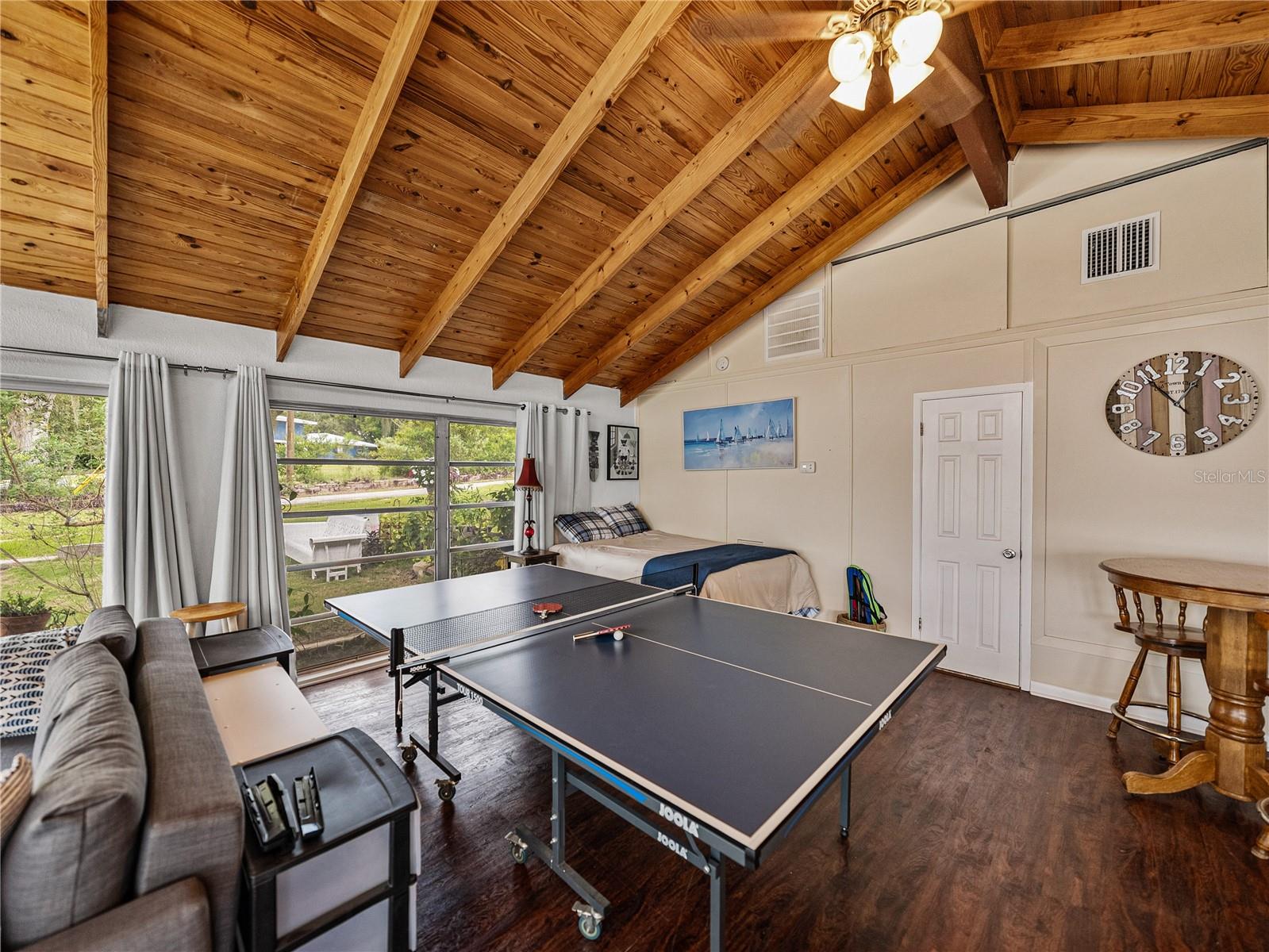 Listing photo id 59 for 724 Masterpiece Road