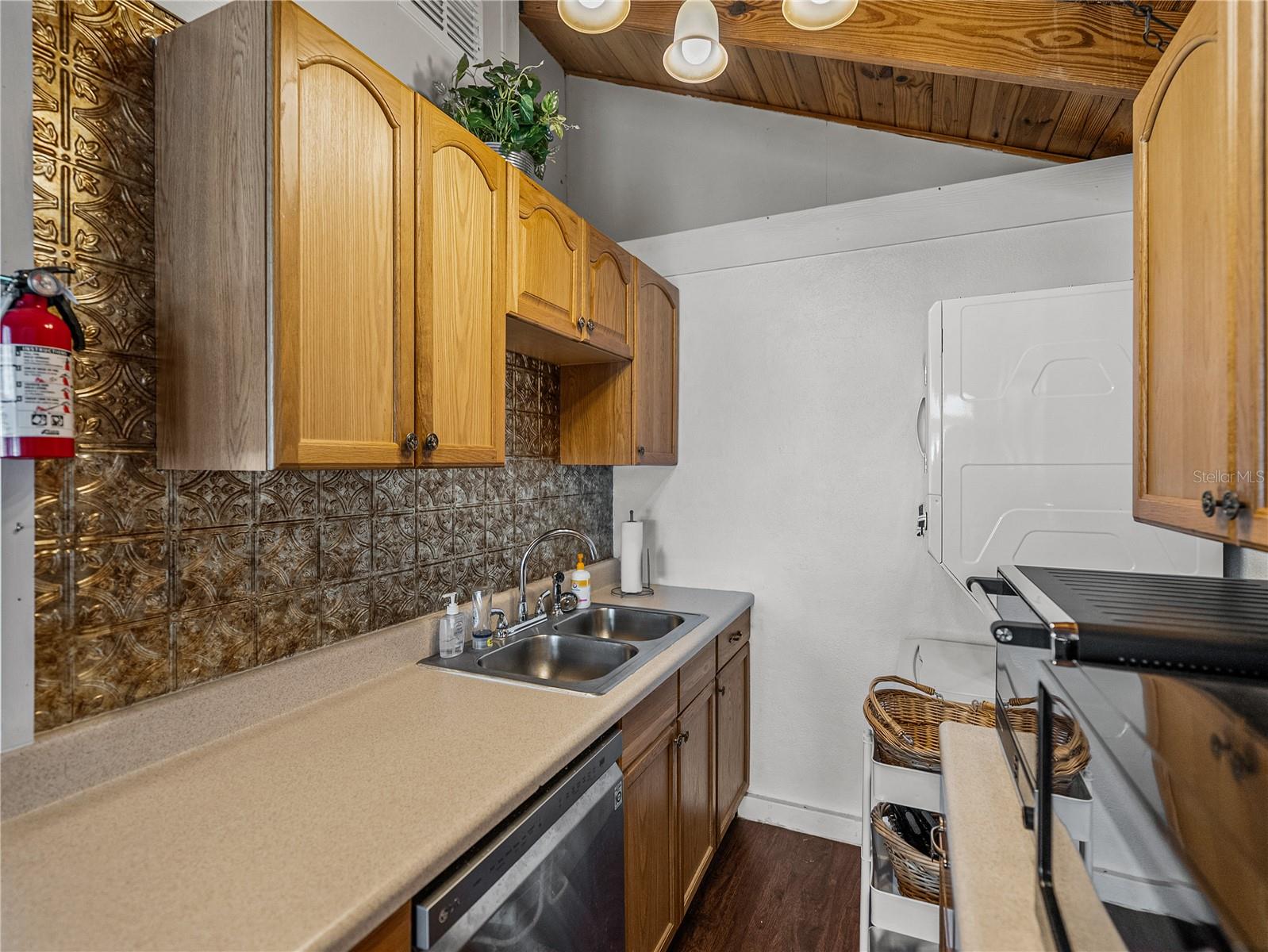 Listing photo id 60 for 724 Masterpiece Road