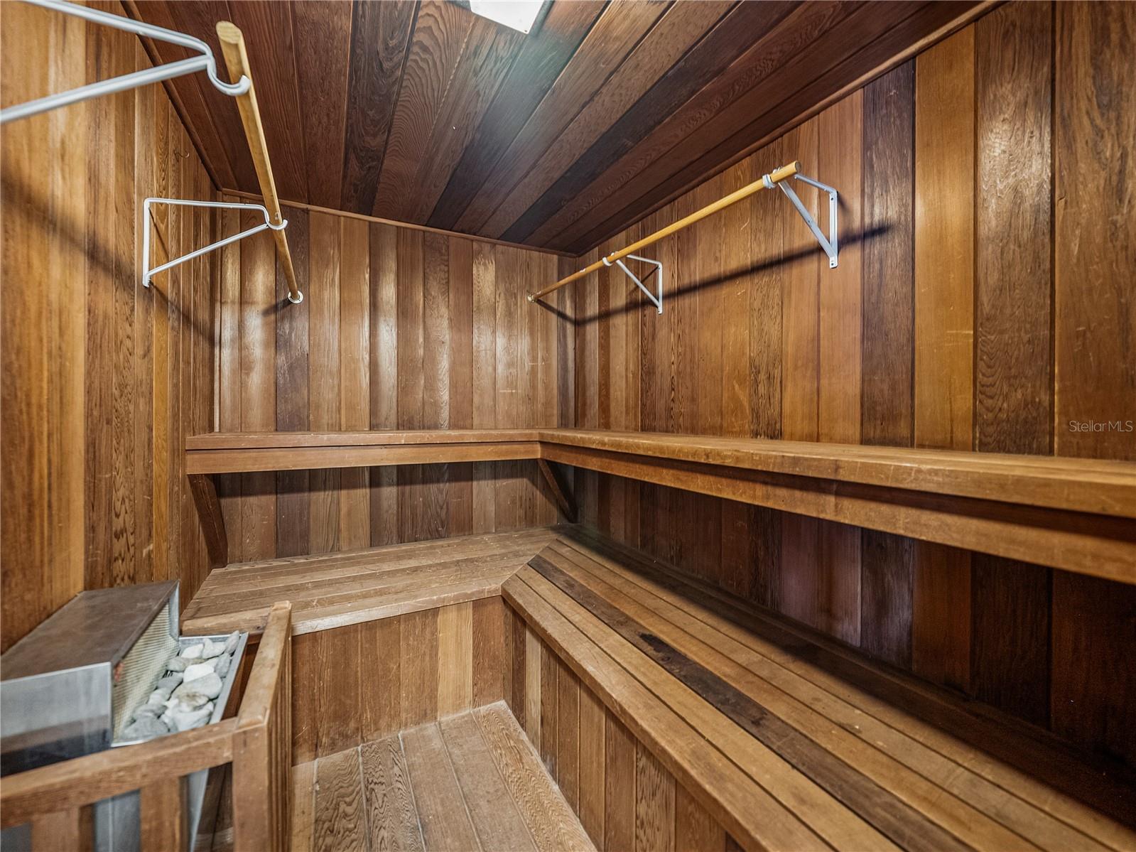 Listing photo id 64 for 724 Masterpiece Road