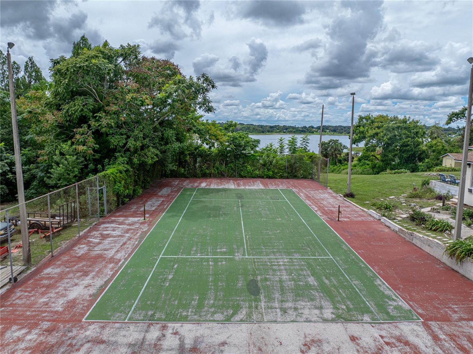 Listing photo id 66 for 724 Masterpiece Road