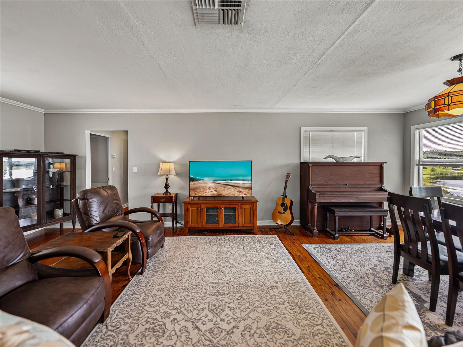 Listing photo id 5 for 724 Masterpiece Road