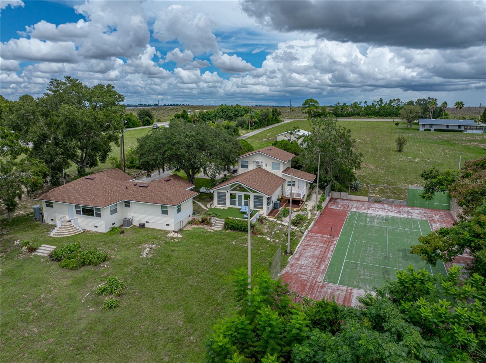 Listing photo id 69 for 724 Masterpiece Road