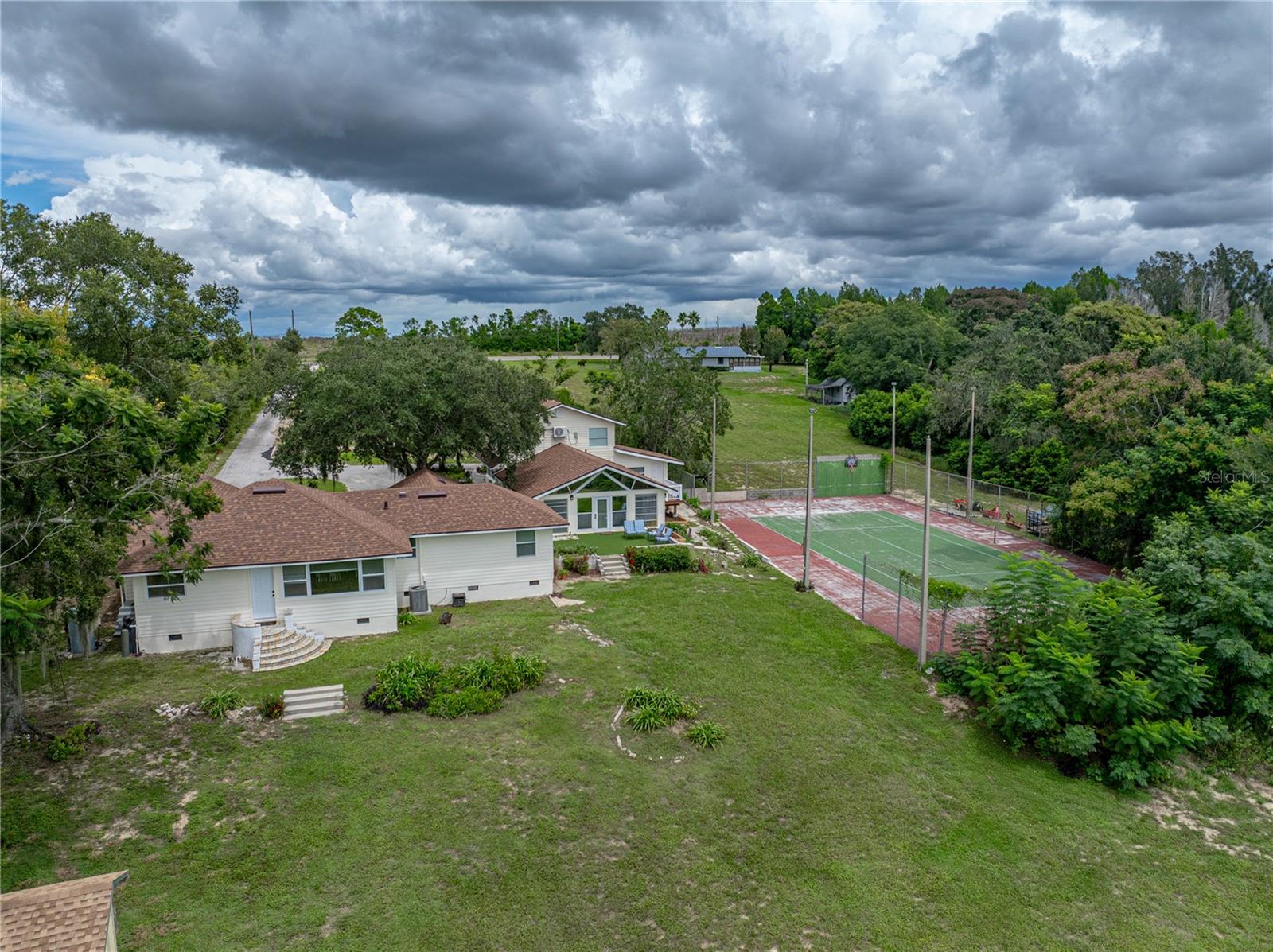 Listing photo id 70 for 724 Masterpiece Road