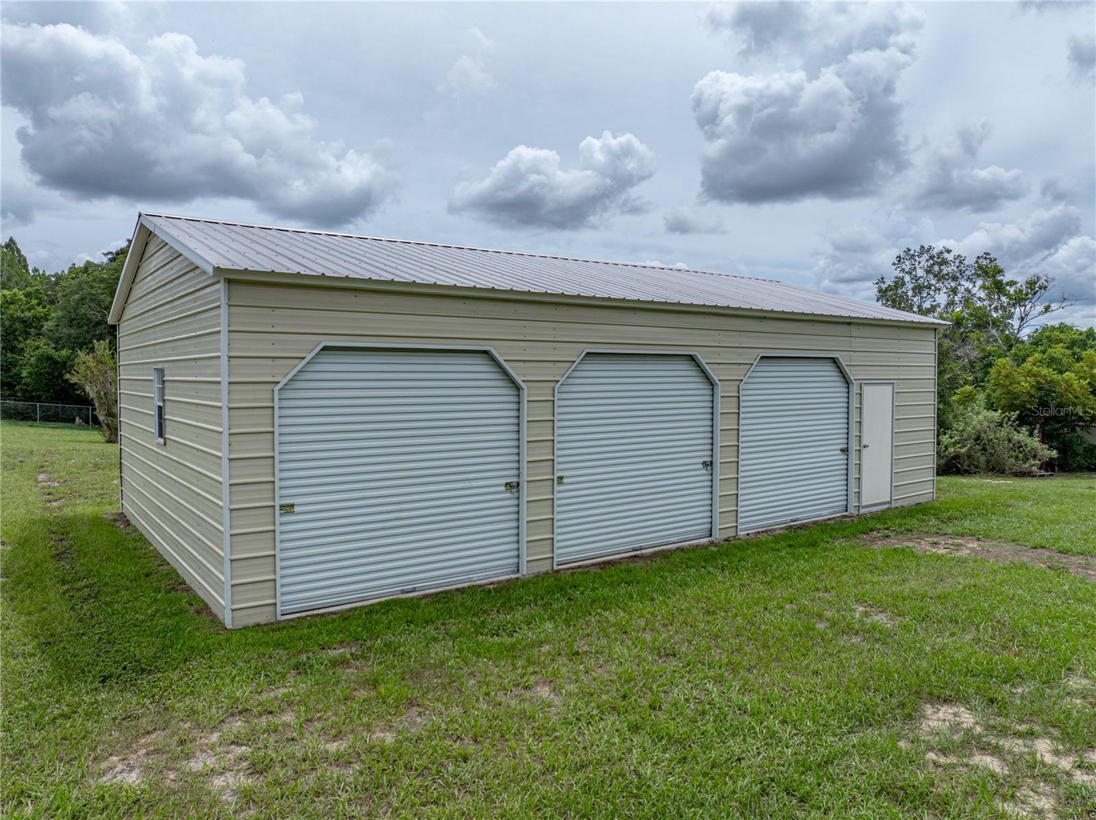 Listing photo id 73 for 724 Masterpiece Road