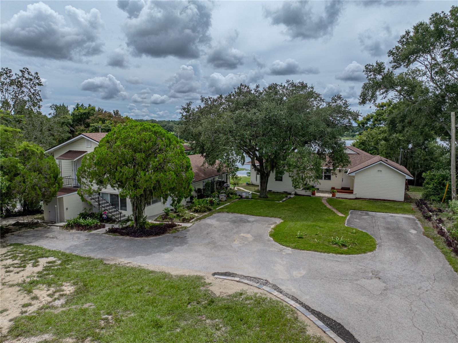 Listing photo id 76 for 724 Masterpiece Road