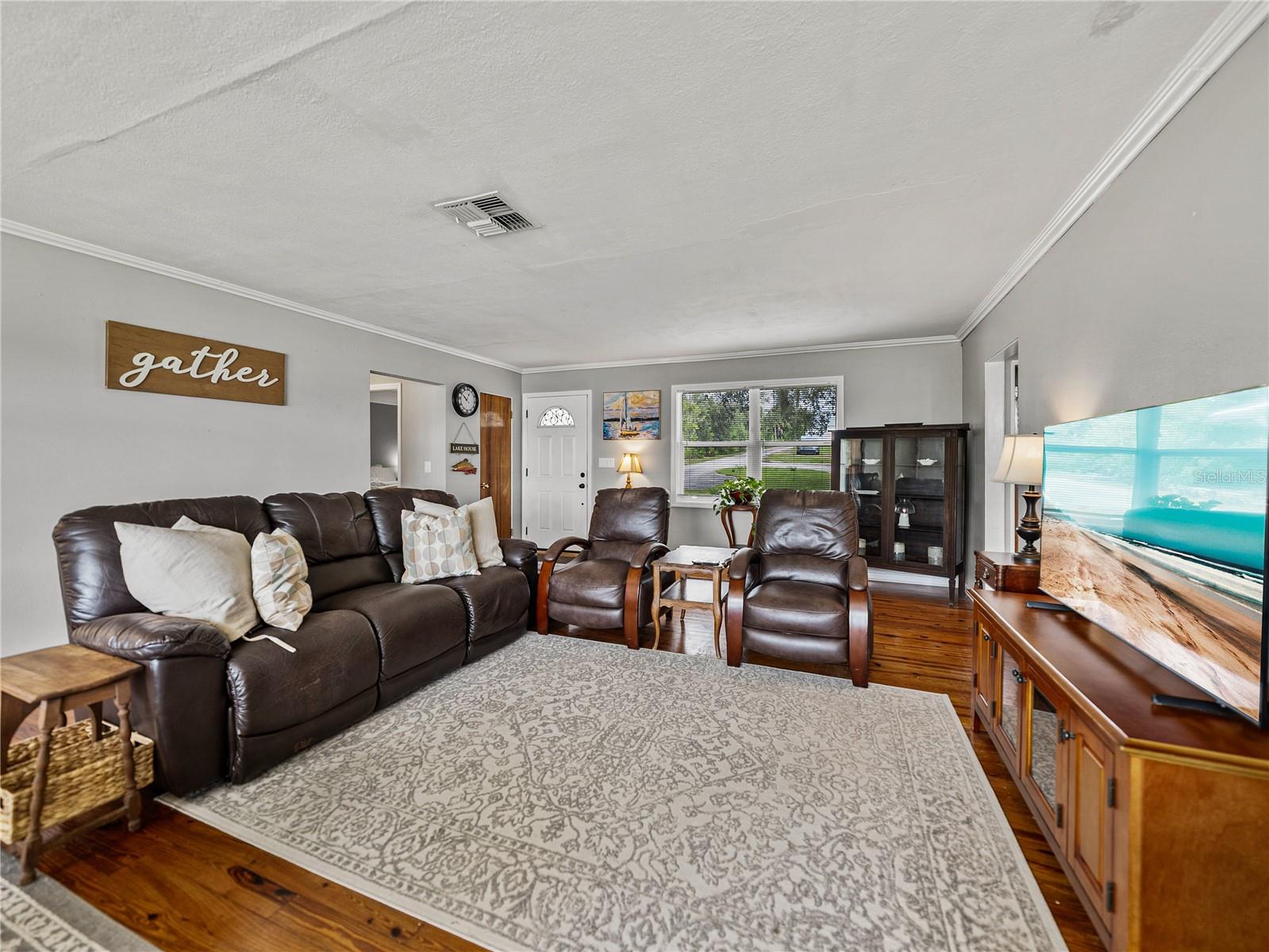 Listing photo id 6 for 724 Masterpiece Road