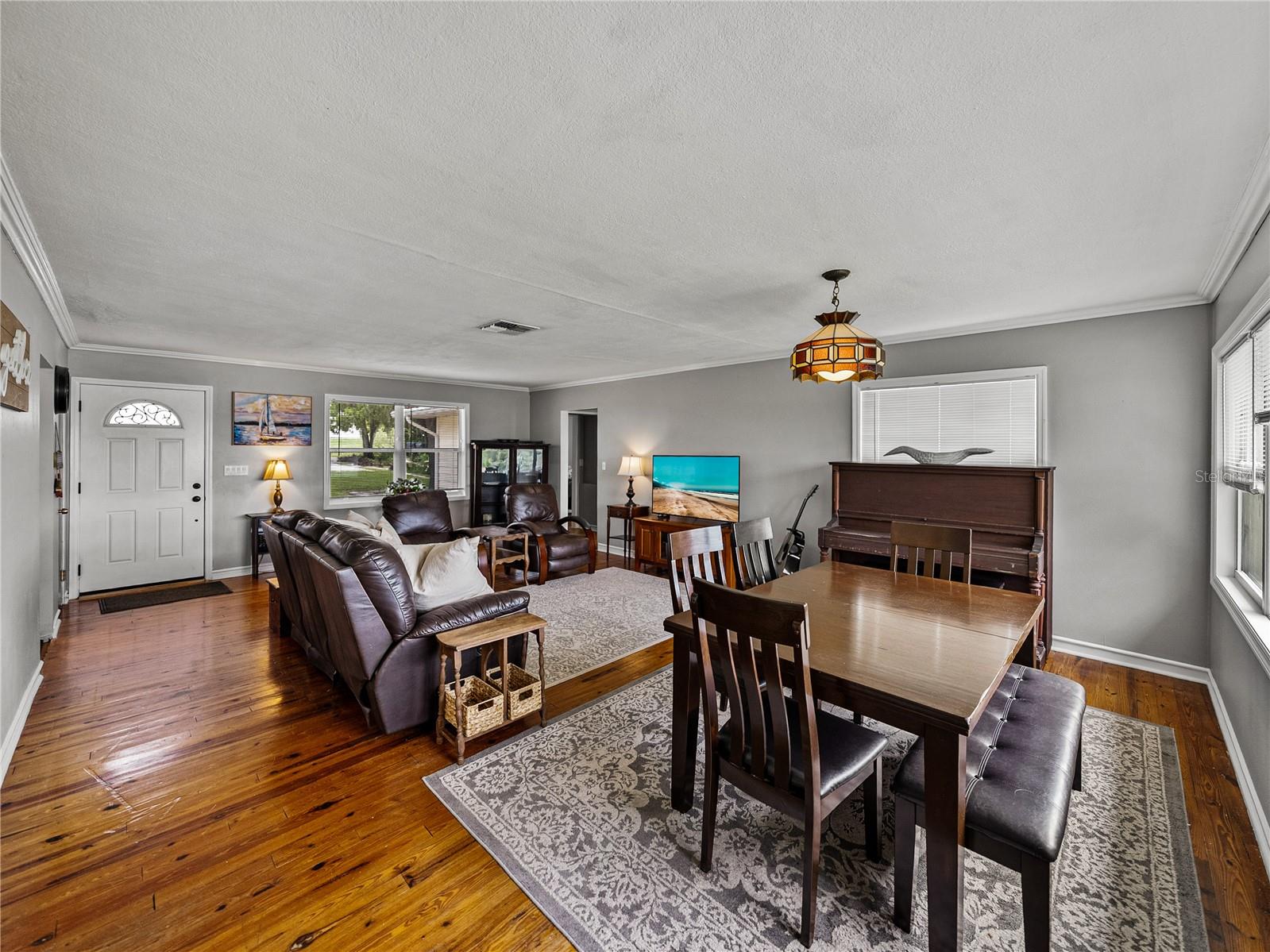 Listing photo id 7 for 724 Masterpiece Road