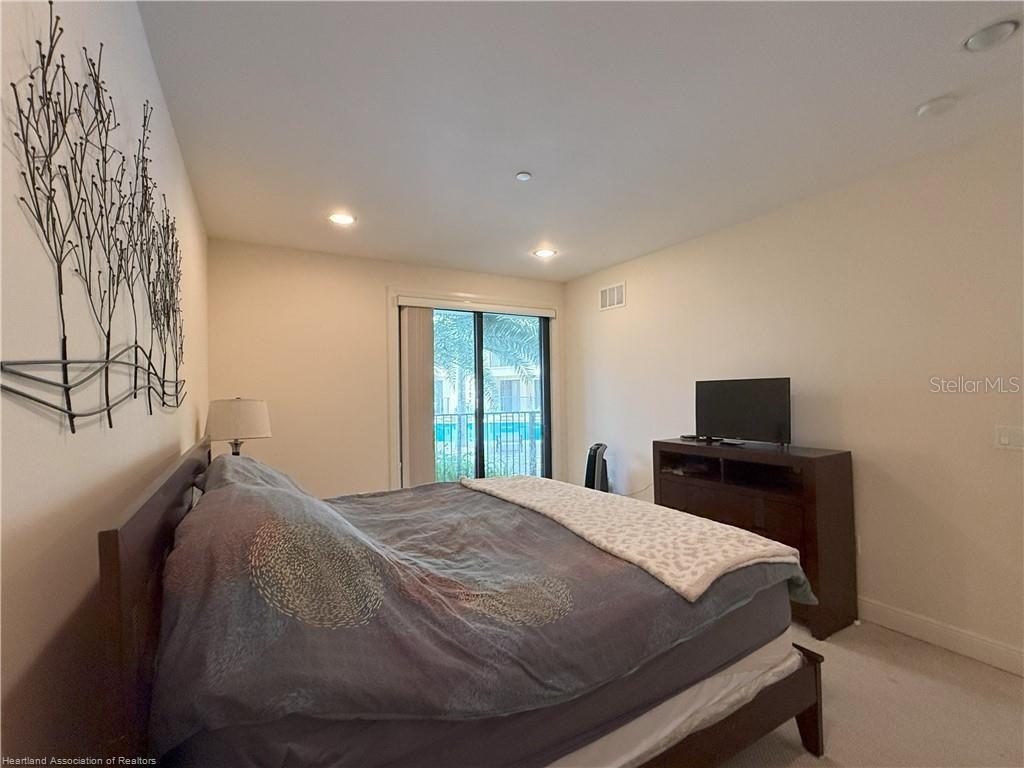 Image 18 of 49 For 2351 Lakeview Drive 115