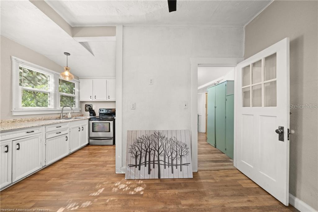 Image 9 of 46 For 412 Rose Avenue