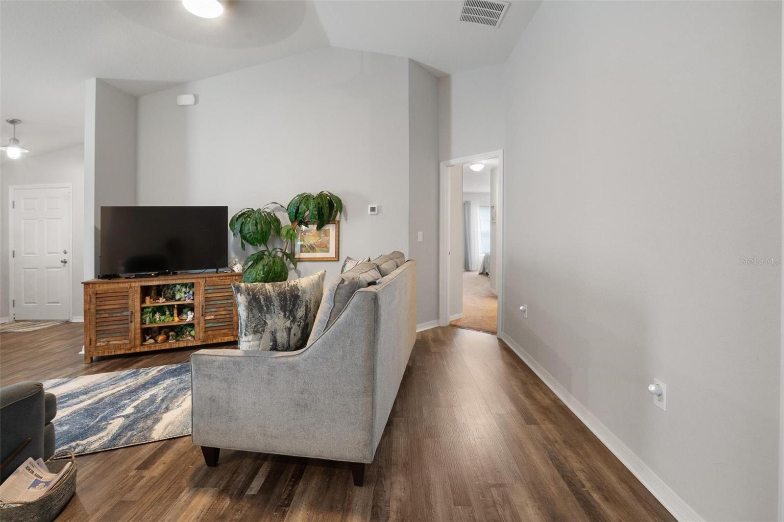 Image 6 of 32 For 418 St Georges Circle