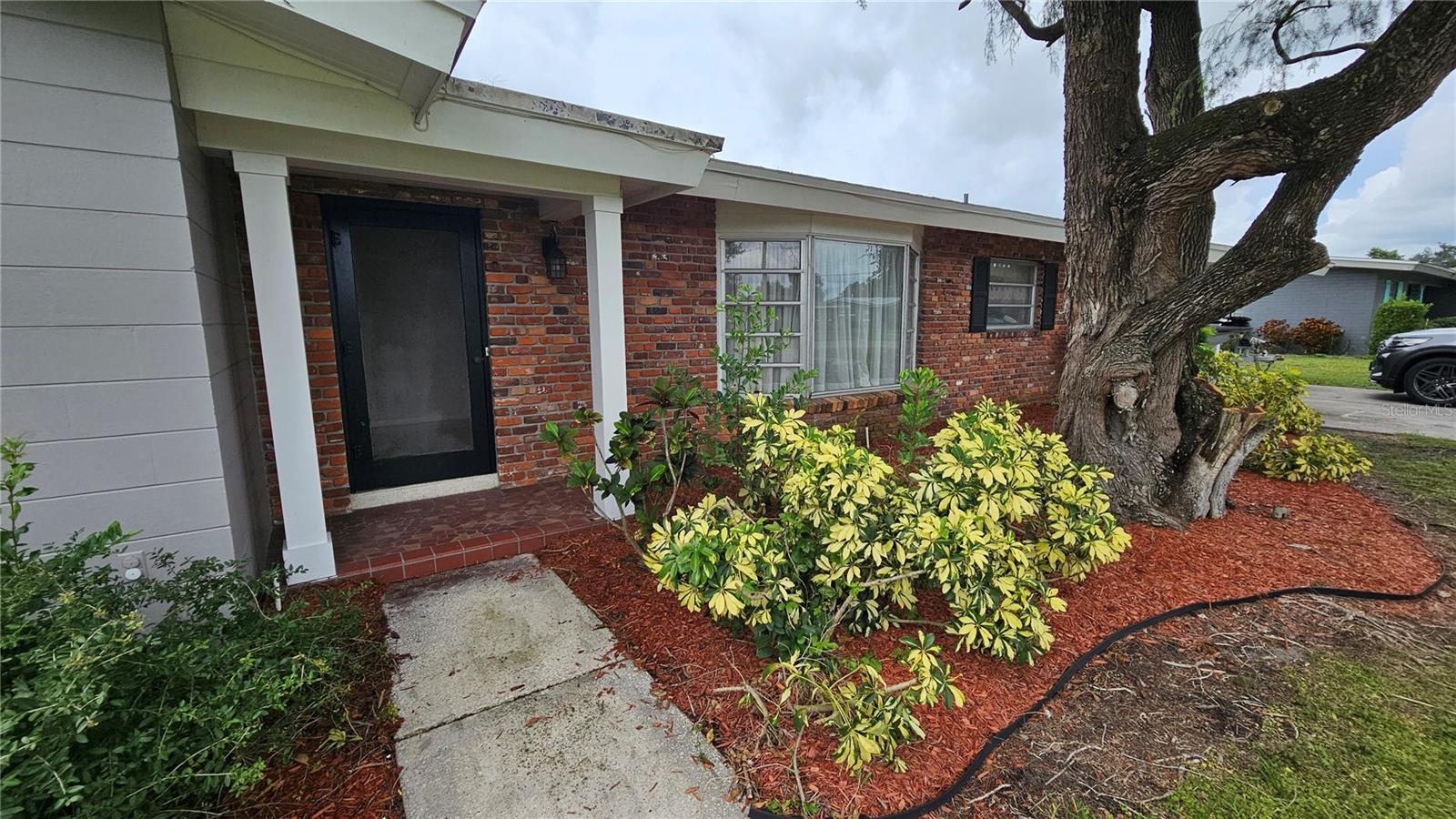 Image 3 of 29 For 880 Oleander Drive Se