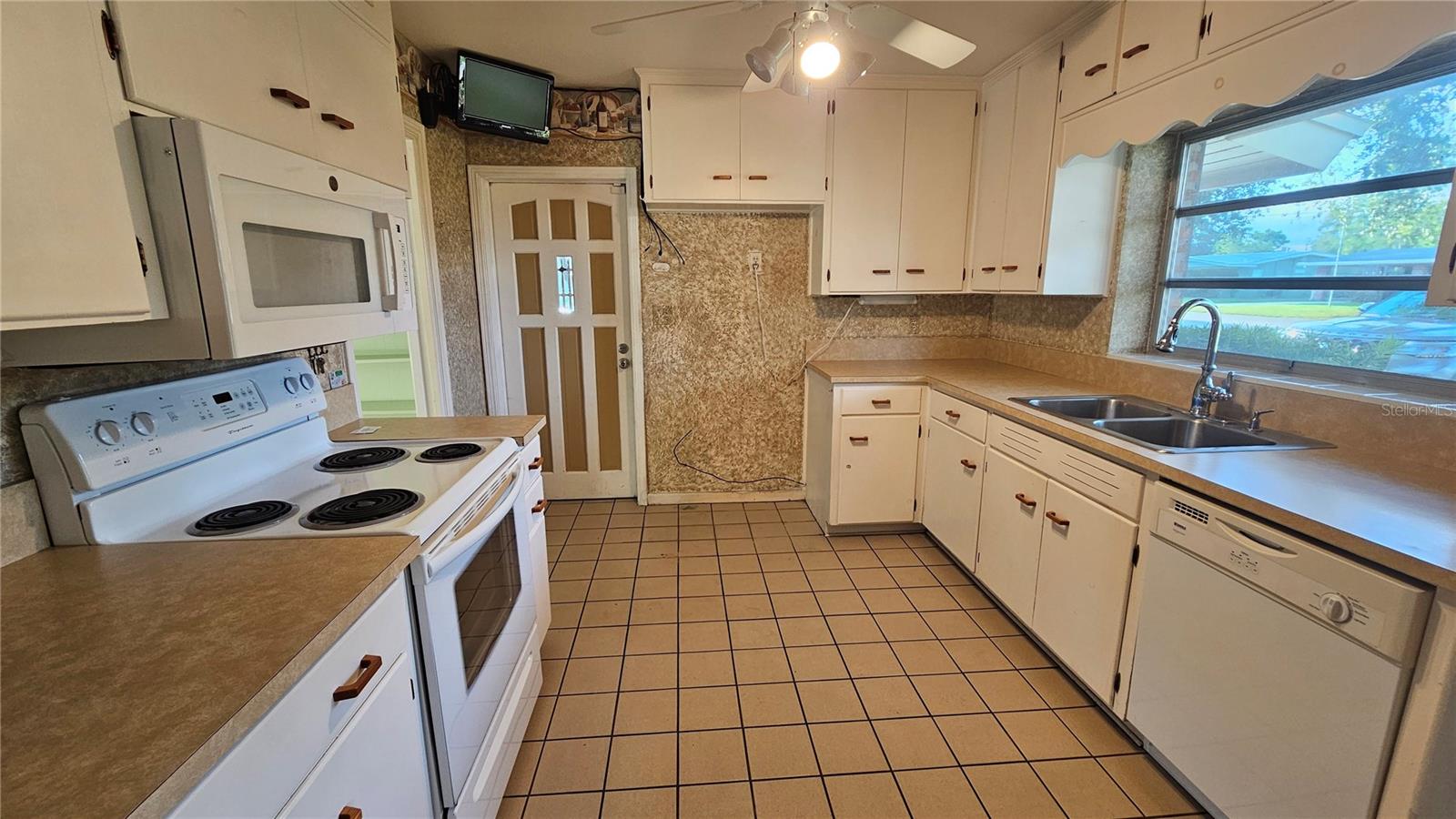 Image 7 of 29 For 880 Oleander Drive Se