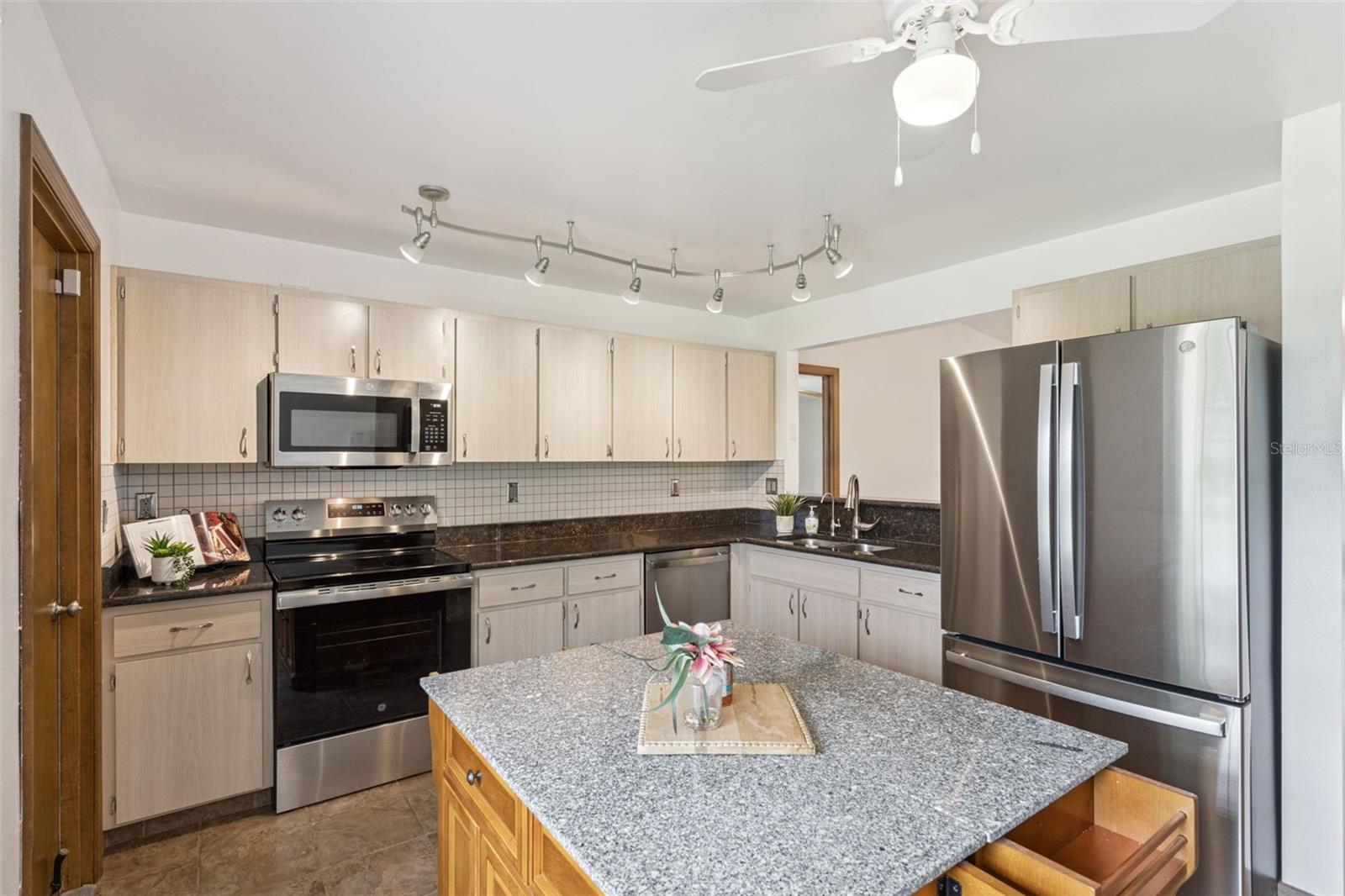 Image 11 of 49 For 1420 Flamingo Drive