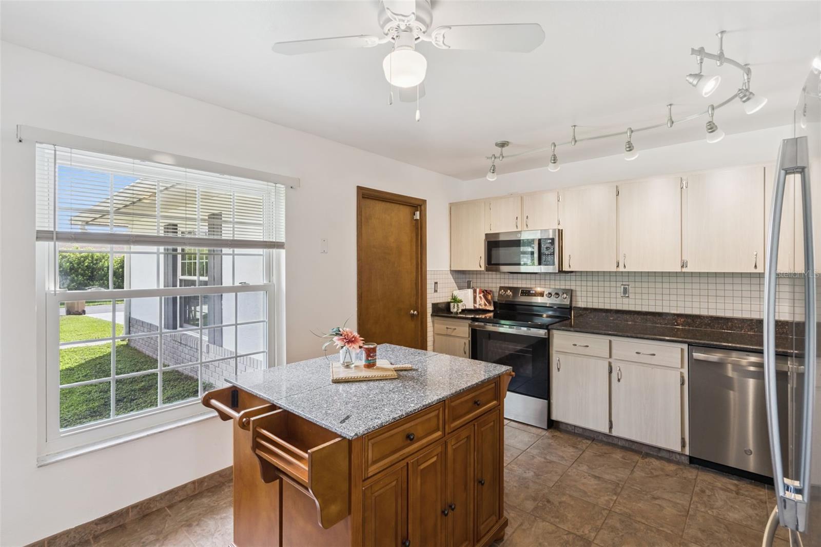 Image 13 of 49 For 1420 Flamingo Drive