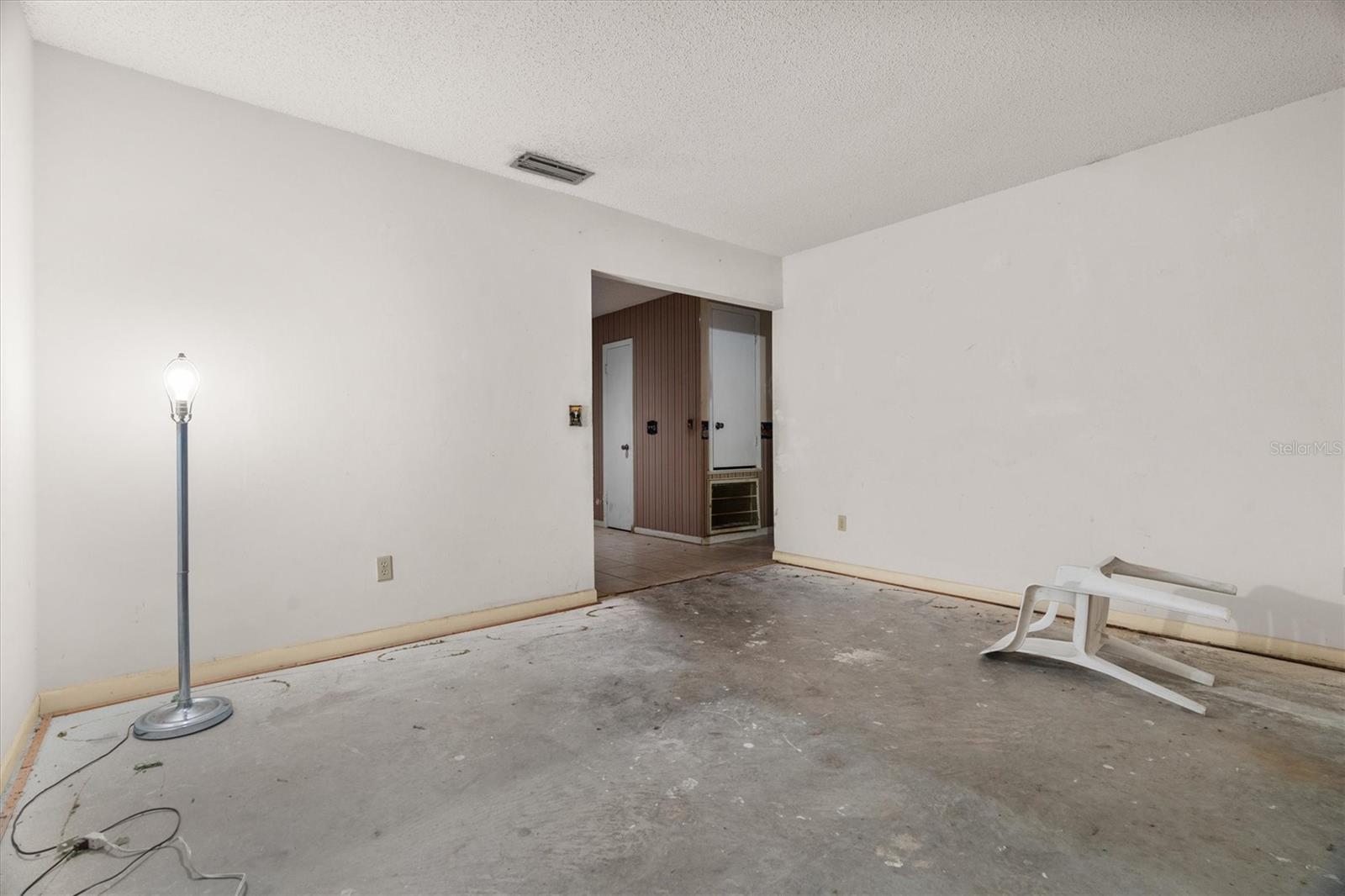 Listing photo id 5 for 501 Hillpine Way
