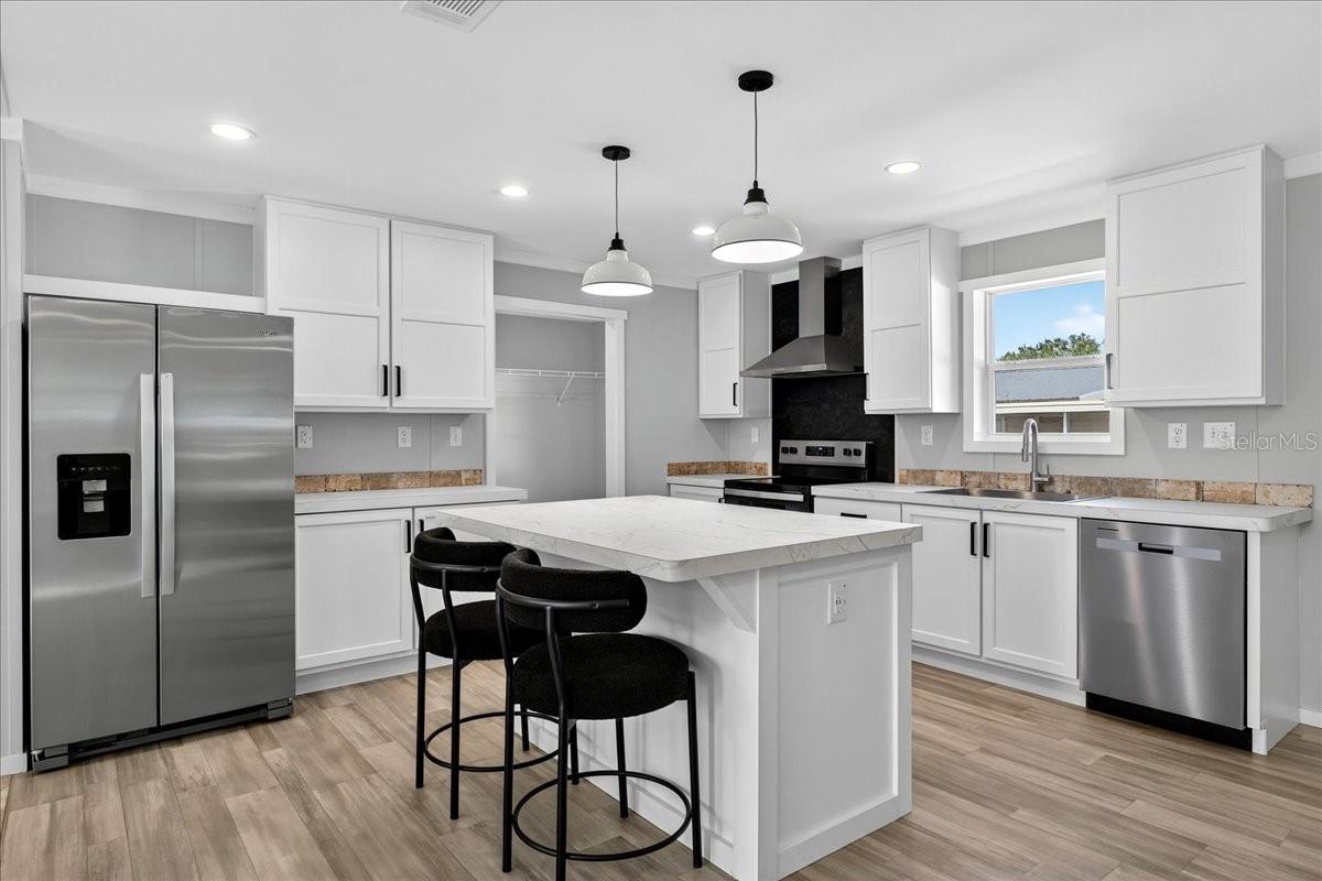 Image 16 of 33 For 432 Oak Ridge W