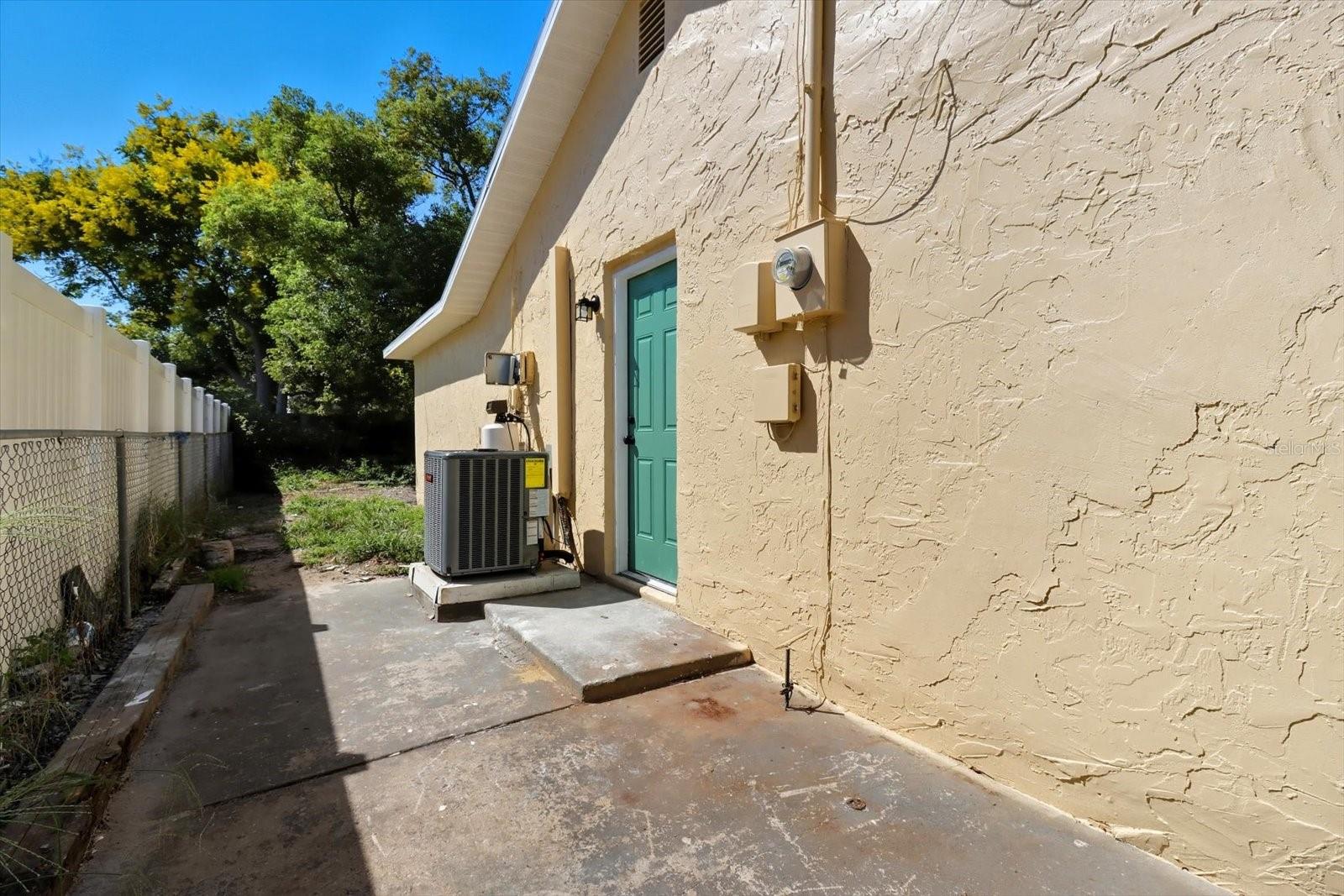 Image 32 of 41 For 15829 Villa Drive