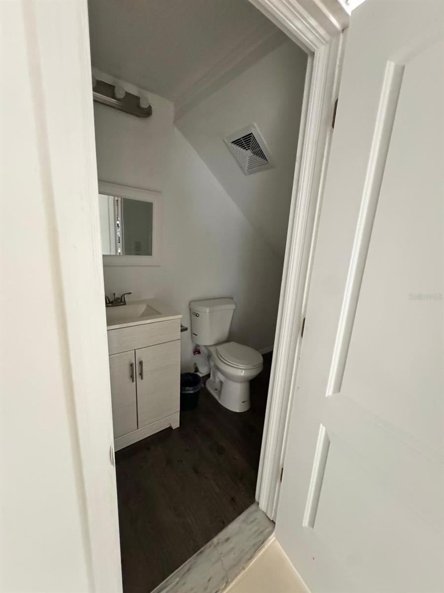 Image 7 of 26 For 815 Oak Street