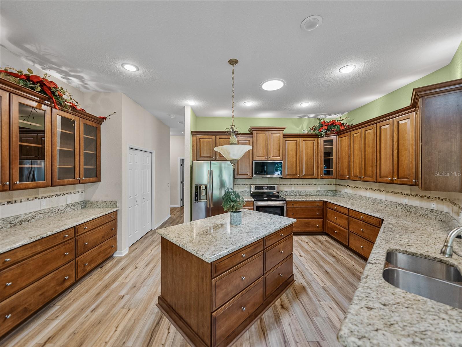 Image 17 of 94 For 4004 Sable Loop Drive