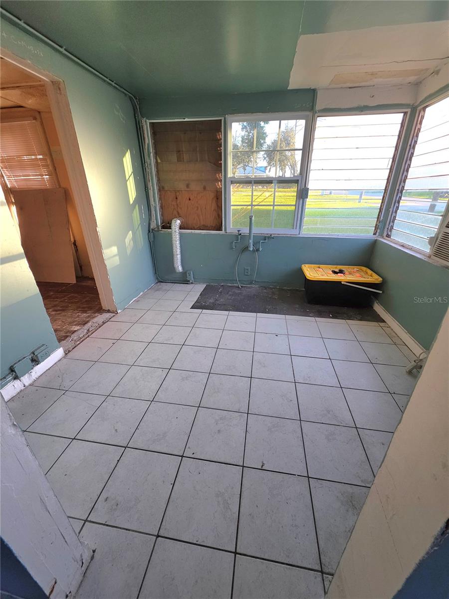 Image 12 of 23 For 327 Miami Street