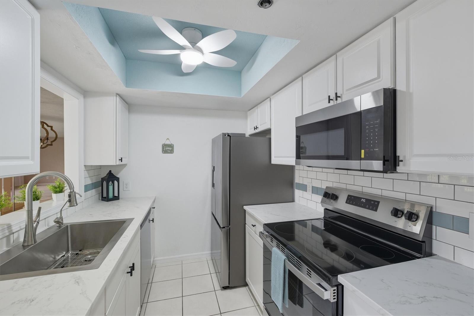 Image 19 of 53 For 23465 Harborview Road 826