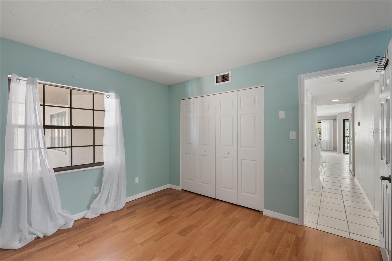 Image 26 of 53 For 23465 Harborview Road 826