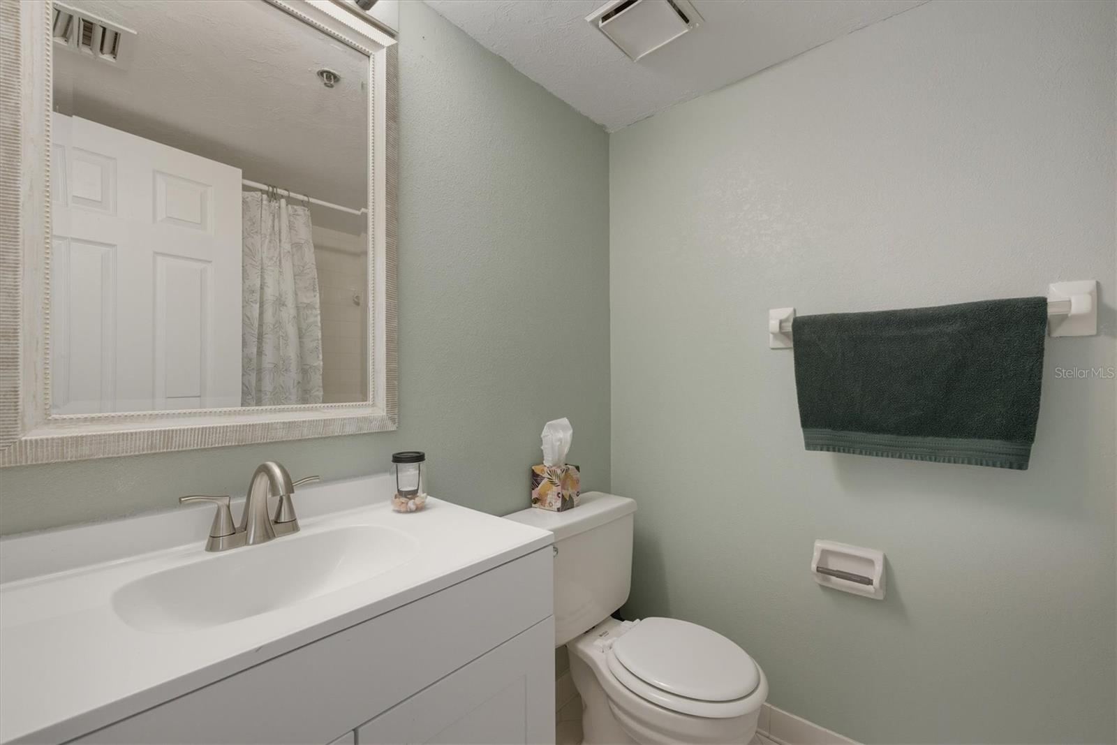 Image 27 of 53 For 23465 Harborview Road 826