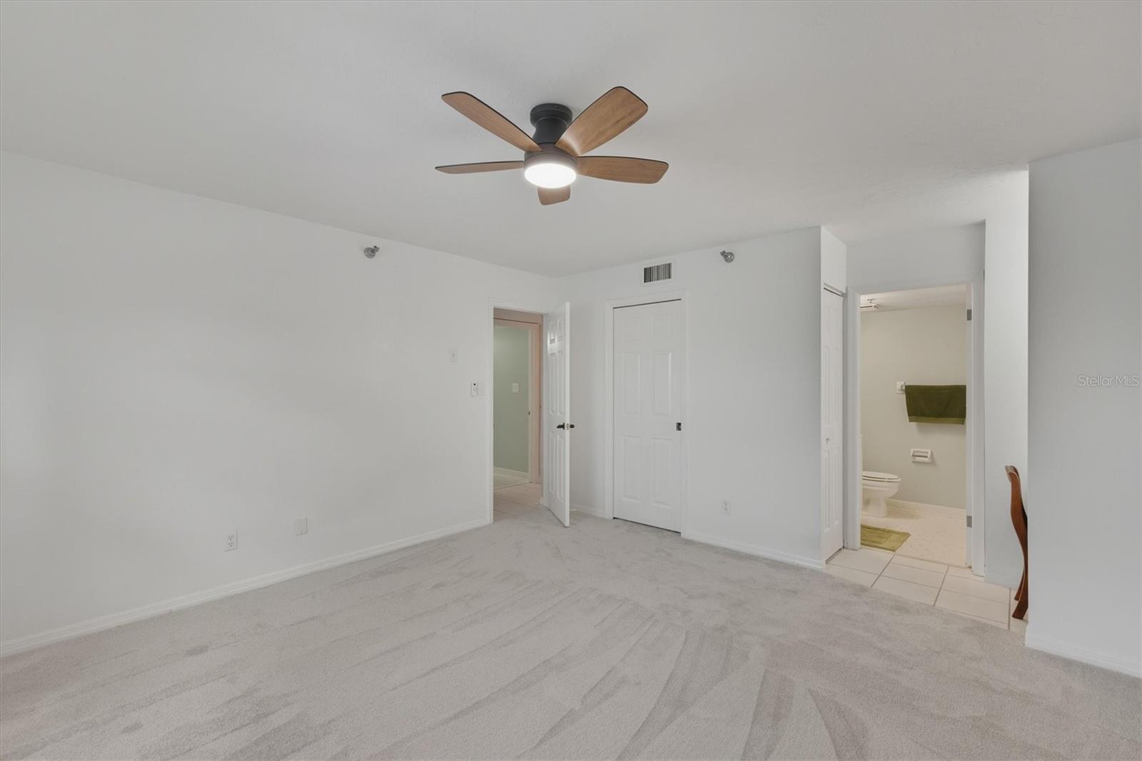 Image 33 of 53 For 23465 Harborview Road 826