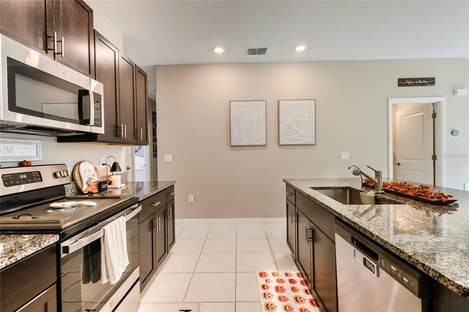 Image 12 of 37 For 1628 Red Loop