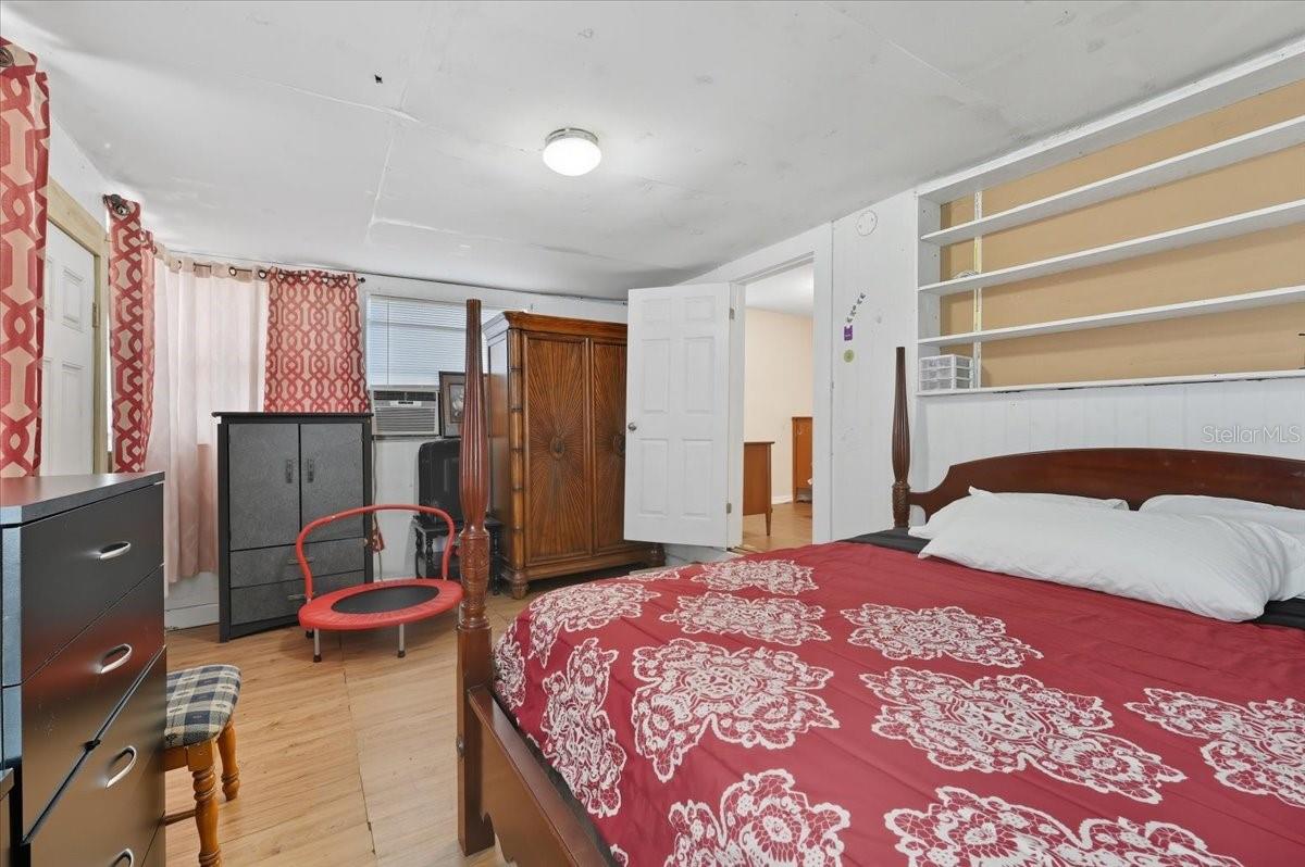 Image 16 of 35 For 800 Hickory Lane E