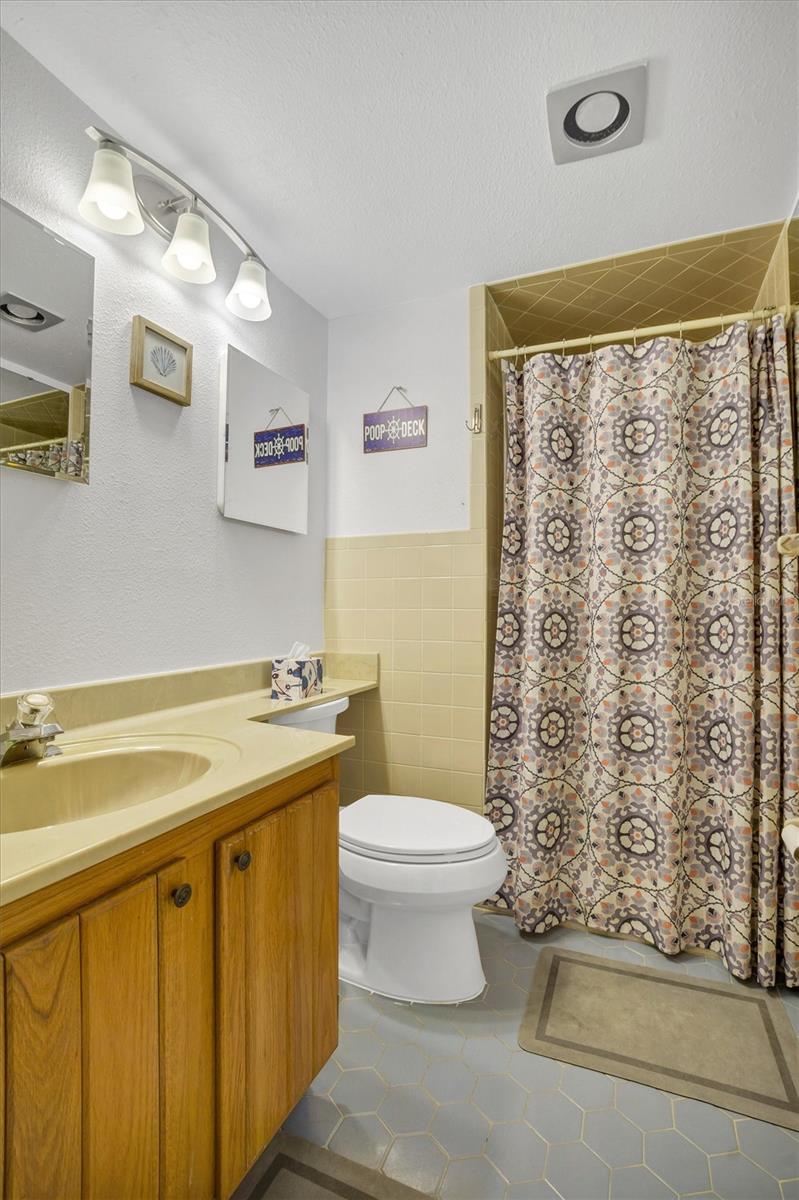 Image 18 of 65 For 10203 Village Drive 23