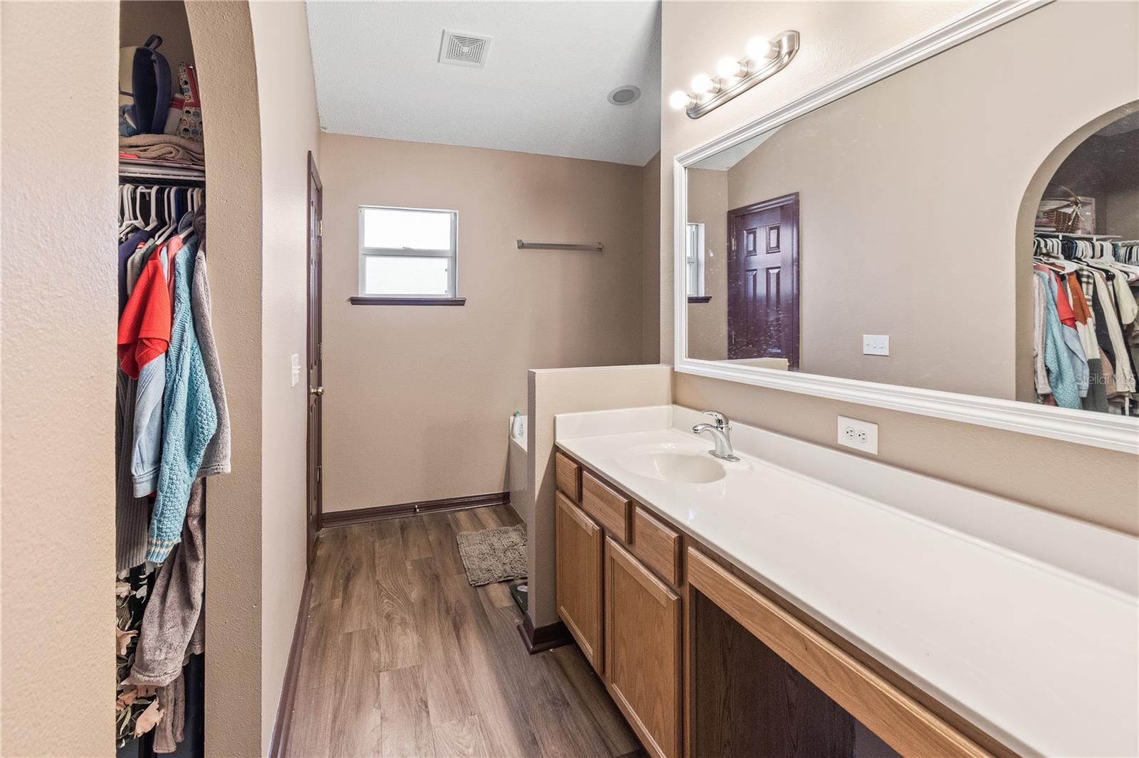 Image 20 of 45 For 1527 Country Chase Street