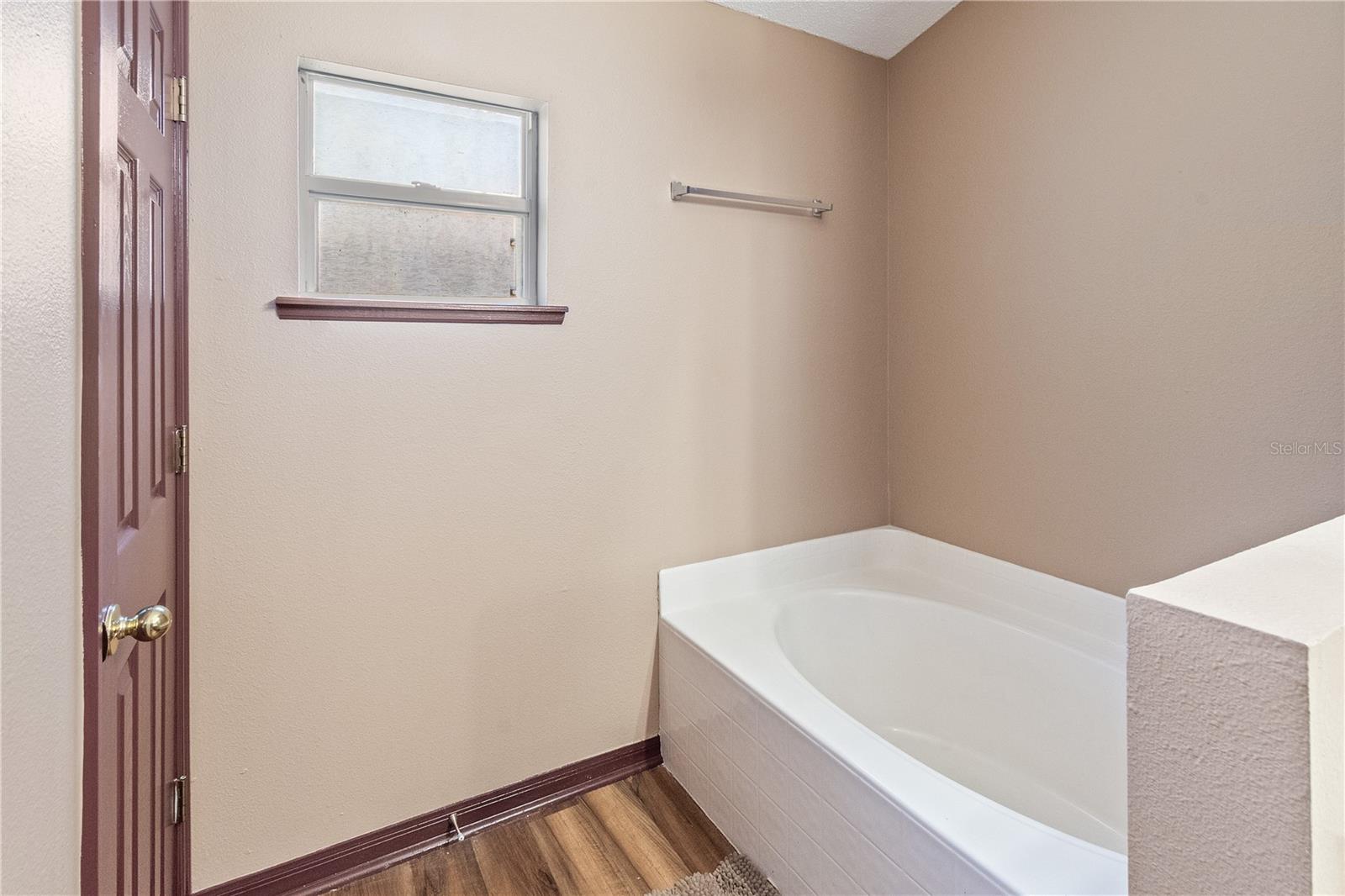 Image 22 of 45 For 1527 Country Chase Street